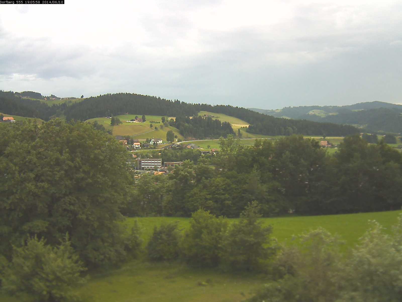 Webcam-Bild: Aussicht vom Dorfberg in Langnau 20140610-190600