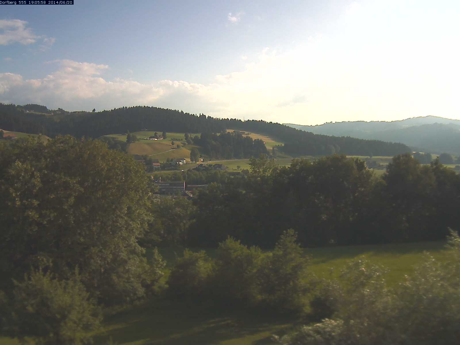 Webcam-Bild: Aussicht vom Dorfberg in Langnau 20140620-190600