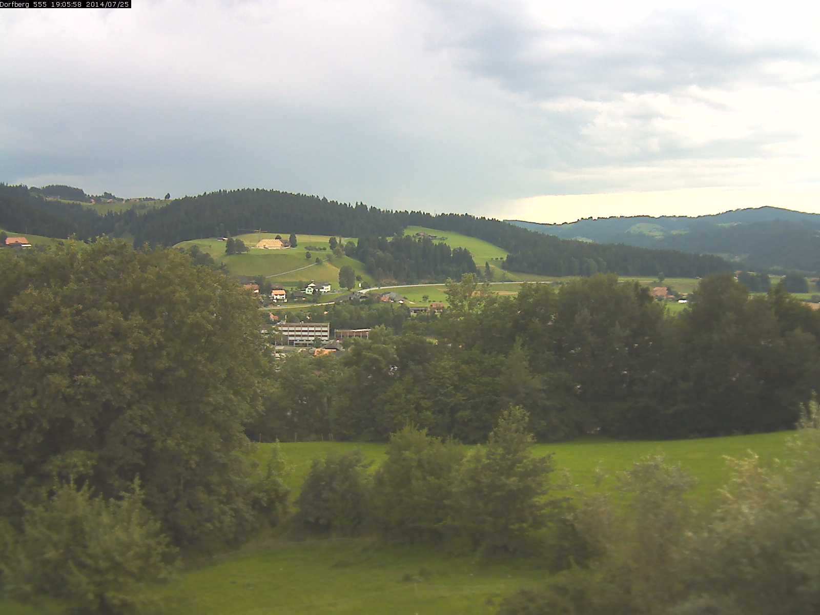 Webcam-Bild: Aussicht vom Dorfberg in Langnau 20140725-190600