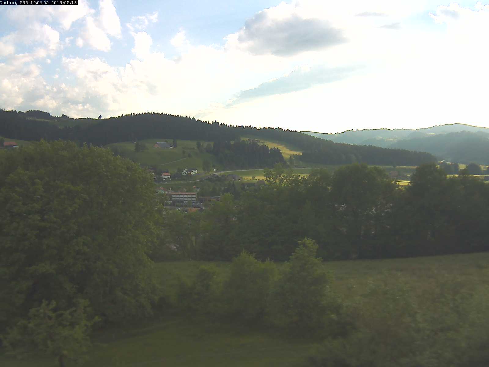 Webcam-Bild: Aussicht vom Dorfberg in Langnau 20150518-190601