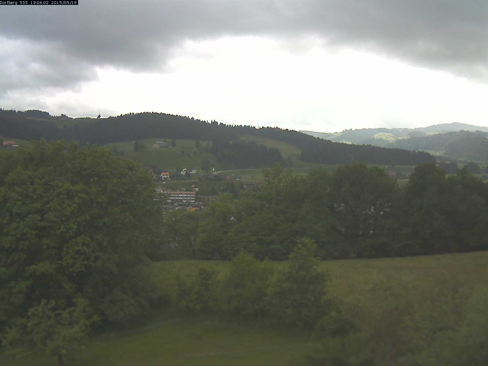 Webcam-Bild: Aussicht vom Dorfberg in Langnau 20150519-190601