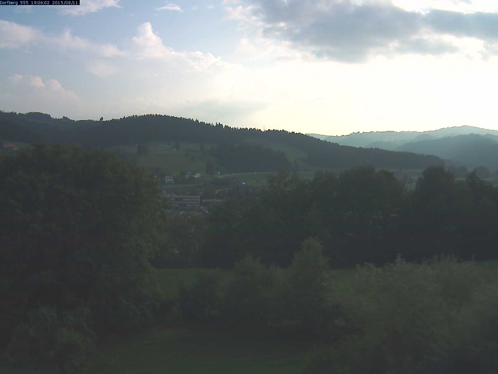 Webcam-Bild: Aussicht vom Dorfberg in Langnau 20150811-190601