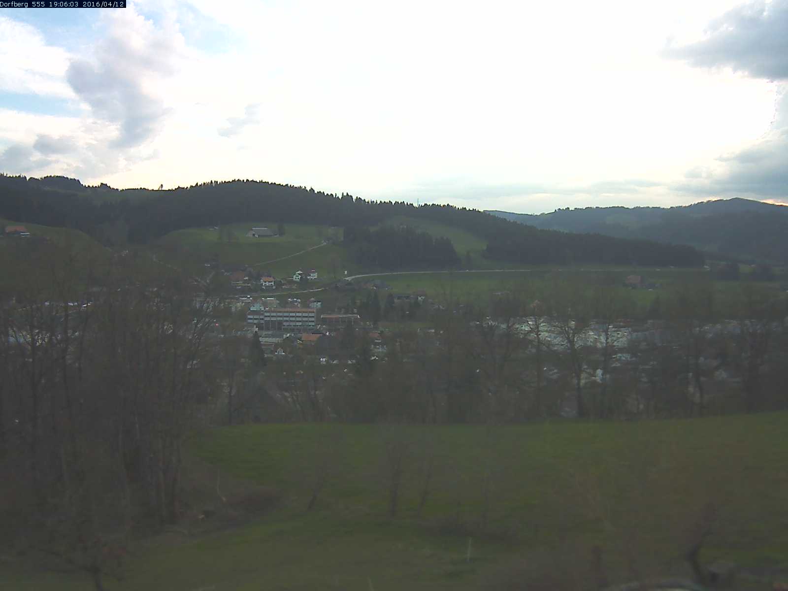 Webcam-Bild: Aussicht vom Dorfberg in Langnau 20160412-190601