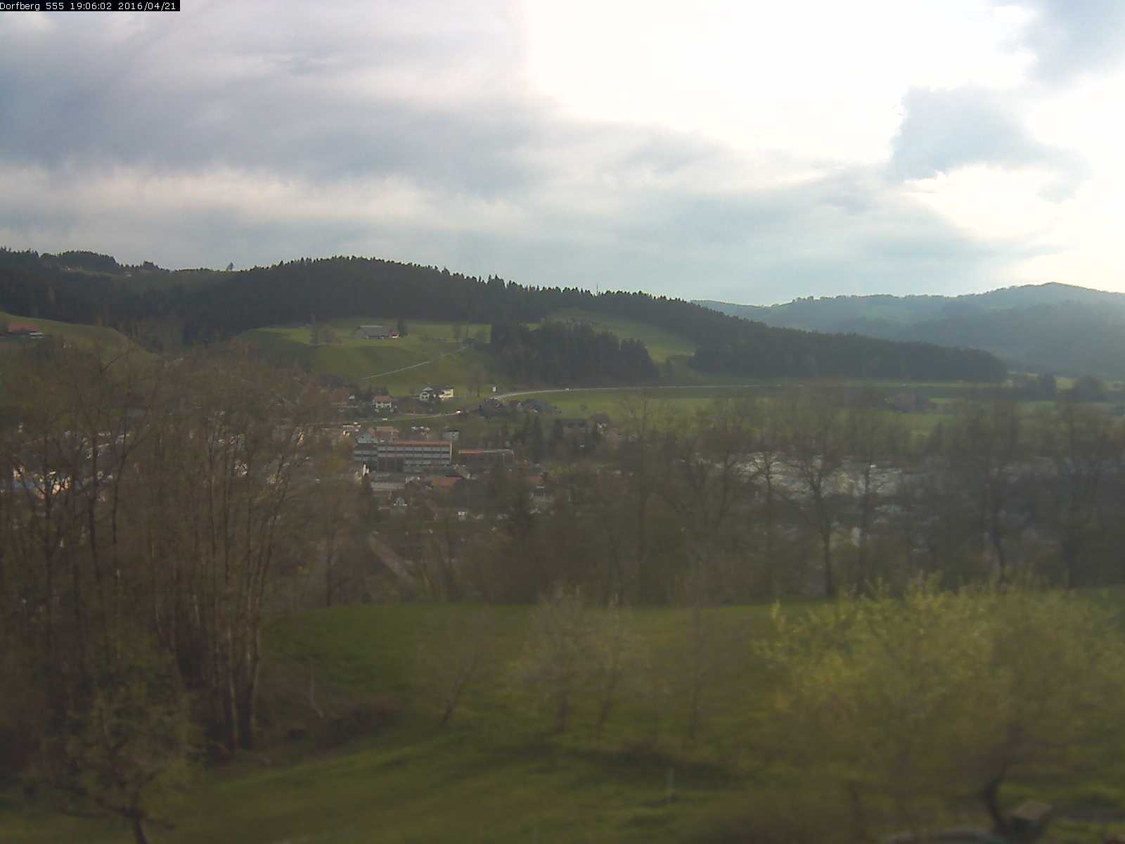 Webcam-Bild: Aussicht vom Dorfberg in Langnau 20160421-190601