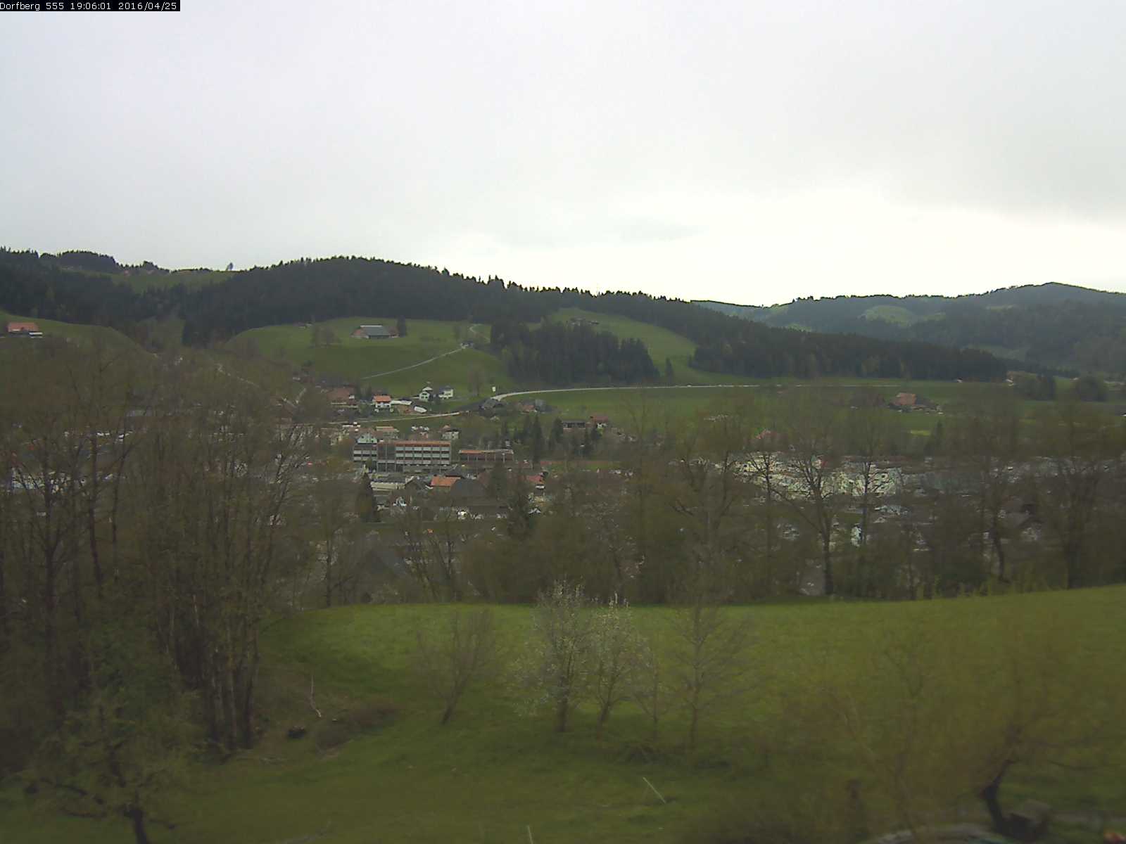 Webcam-Bild: Aussicht vom Dorfberg in Langnau 20160425-190601