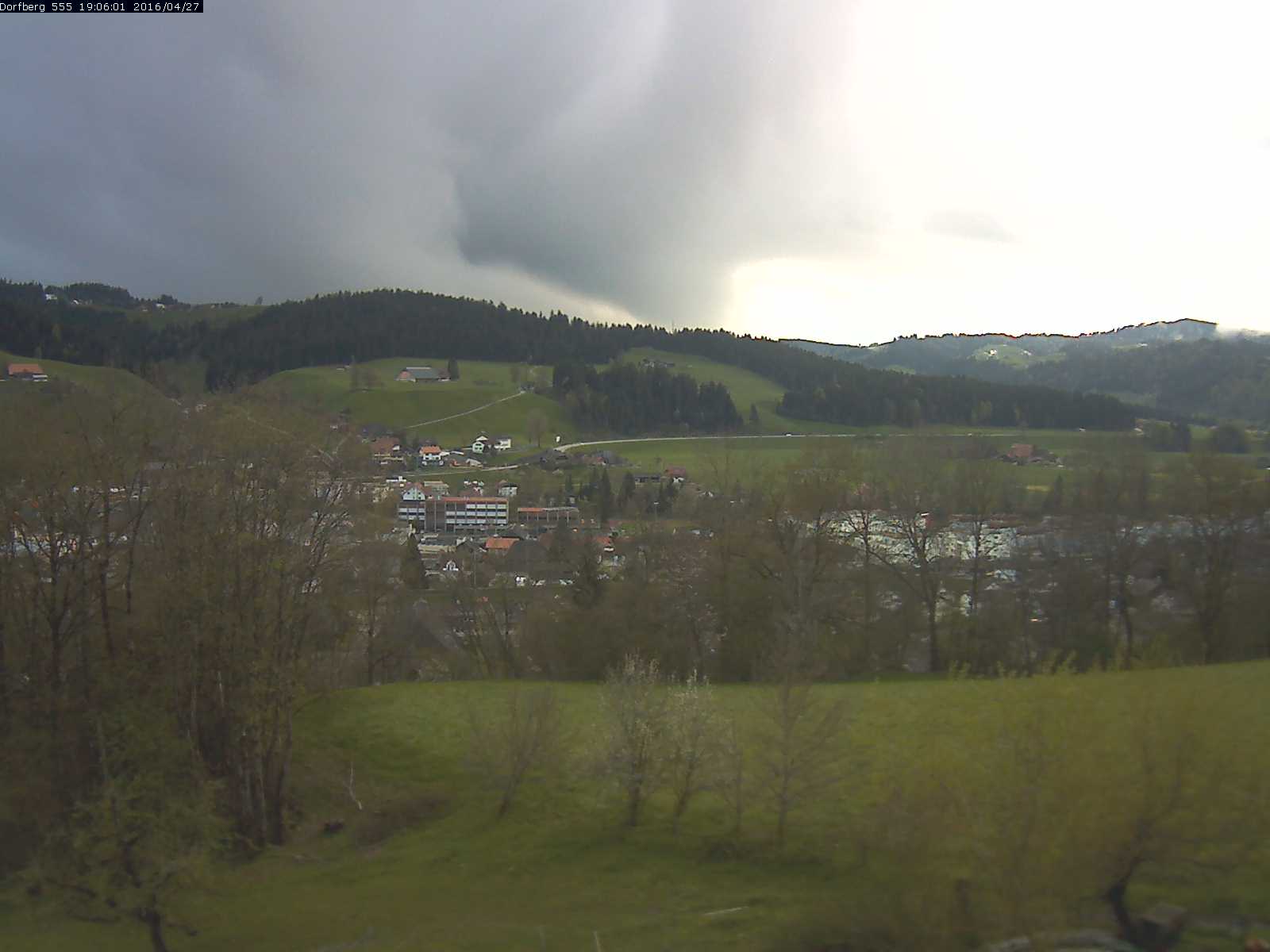 Webcam-Bild: Aussicht vom Dorfberg in Langnau 20160427-190601