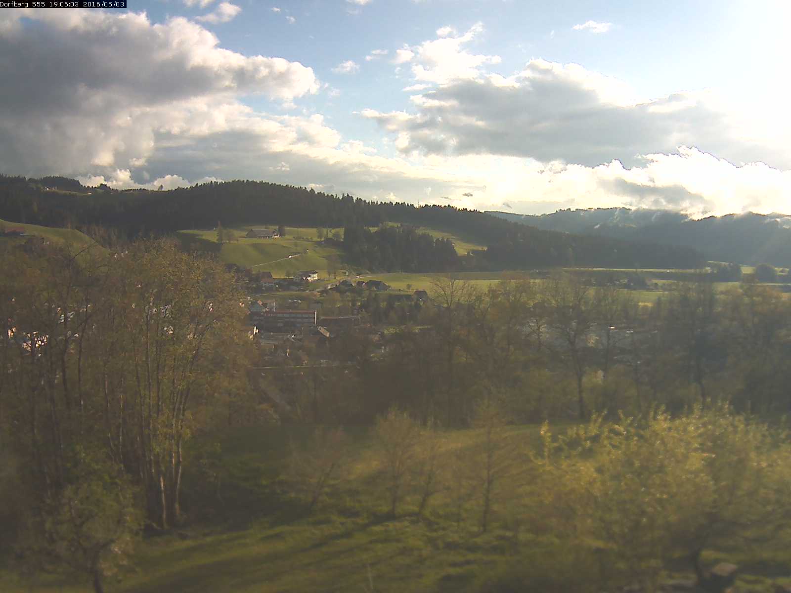Webcam-Bild: Aussicht vom Dorfberg in Langnau 20160503-190601