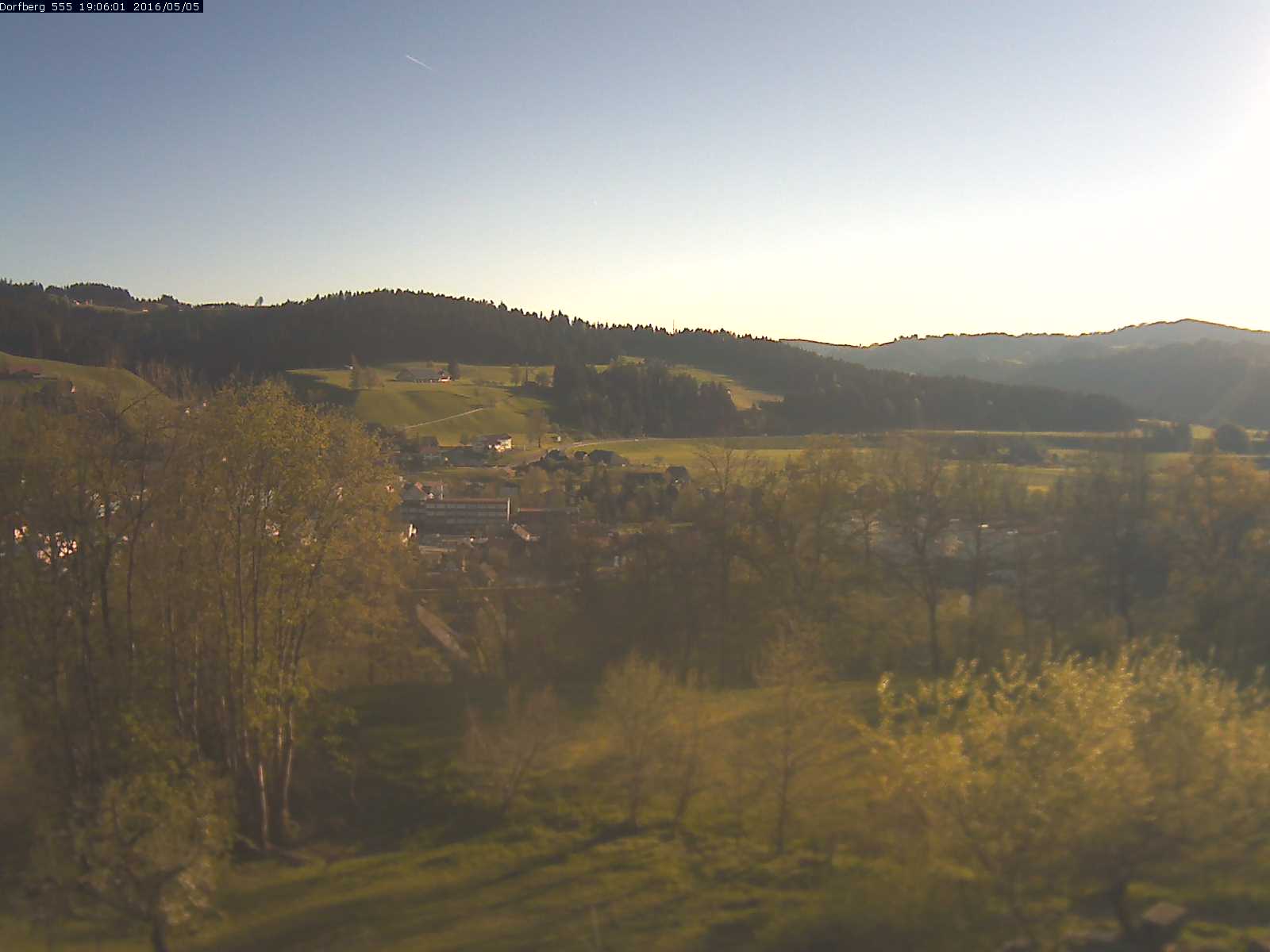 Webcam-Bild: Aussicht vom Dorfberg in Langnau 20160505-190601