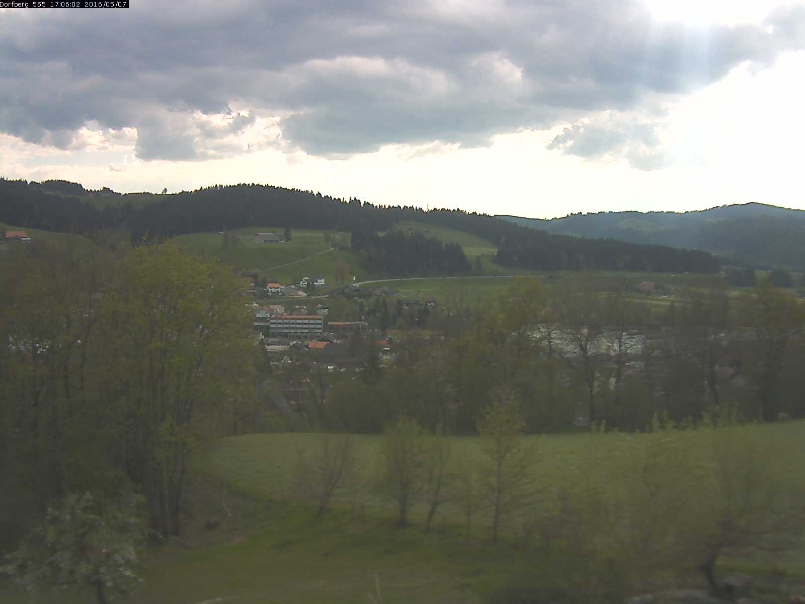 Webcam-Bild: Aussicht vom Dorfberg in Langnau 20160507-170601