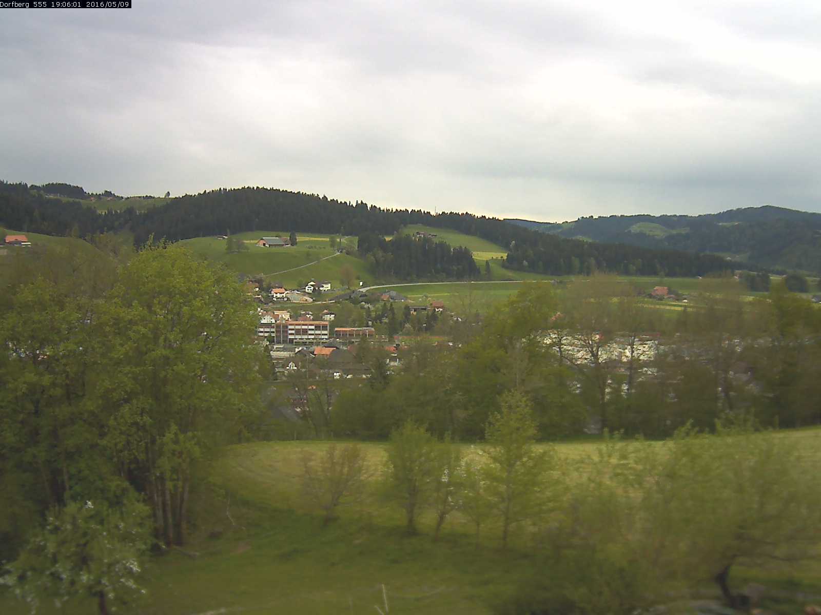 Webcam-Bild: Aussicht vom Dorfberg in Langnau 20160509-190601