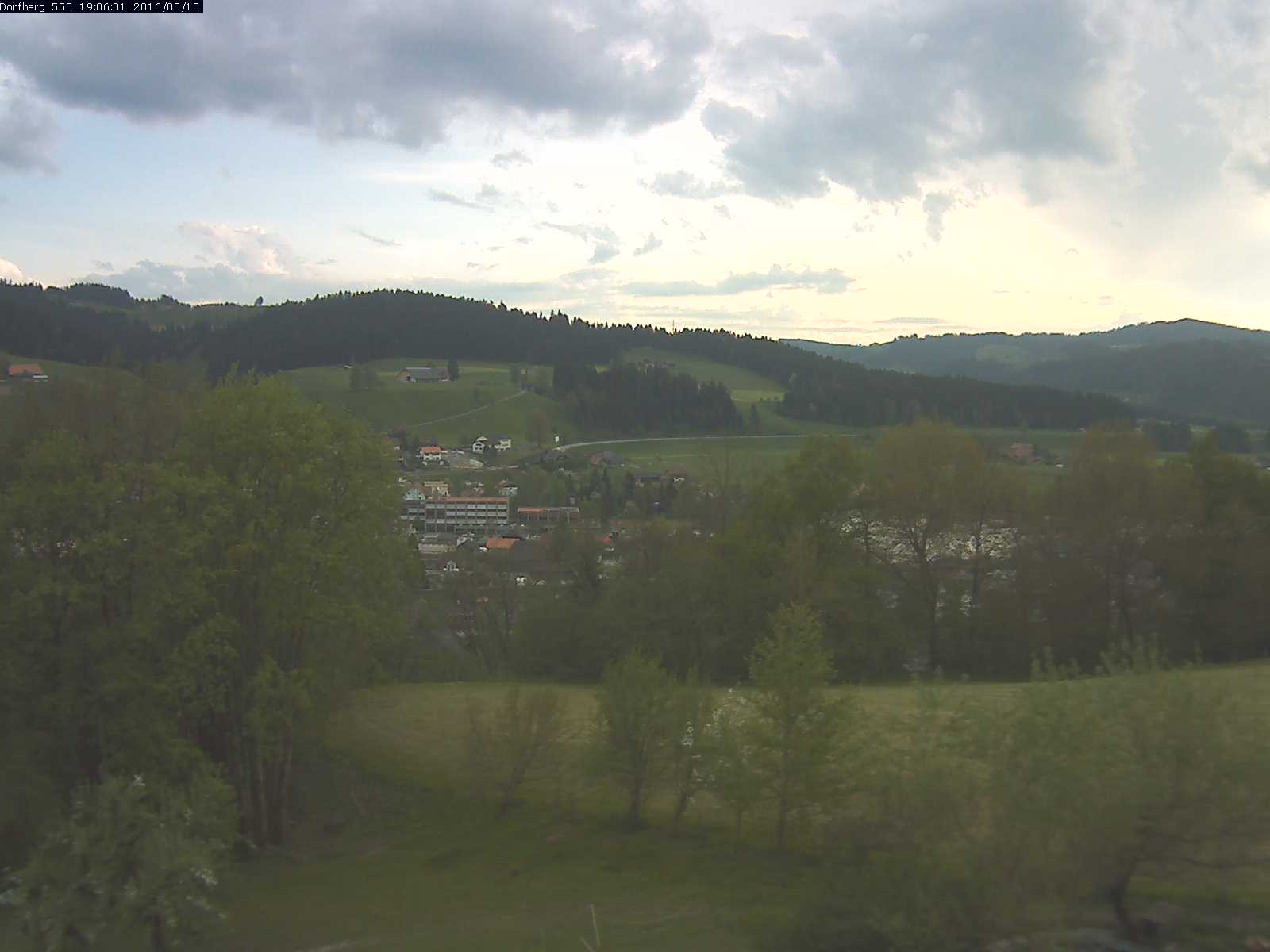 Webcam-Bild: Aussicht vom Dorfberg in Langnau 20160510-190601