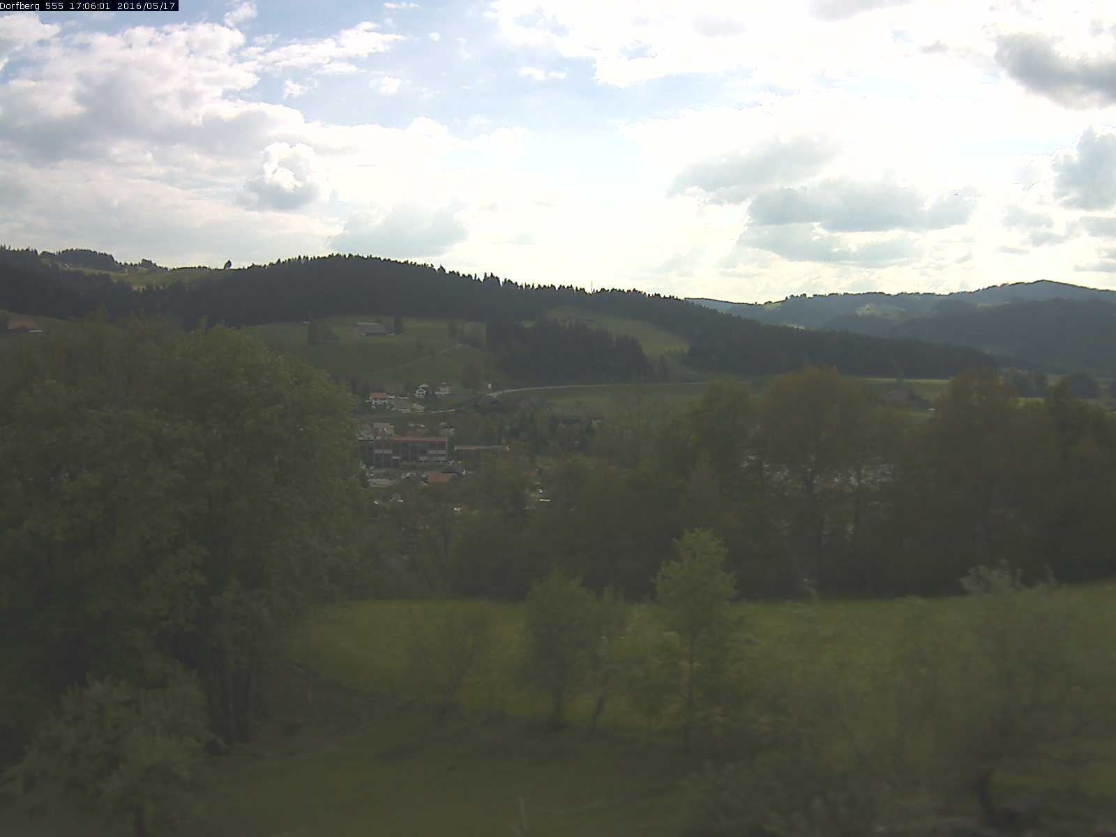 Webcam-Bild: Aussicht vom Dorfberg in Langnau 20160517-170601