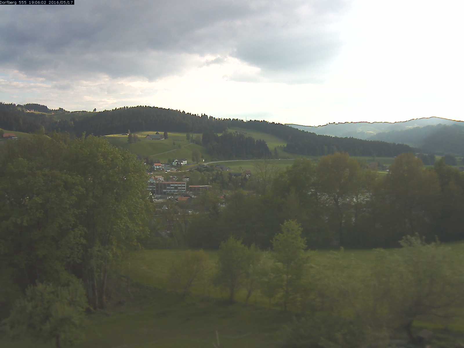 Webcam-Bild: Aussicht vom Dorfberg in Langnau 20160517-190601