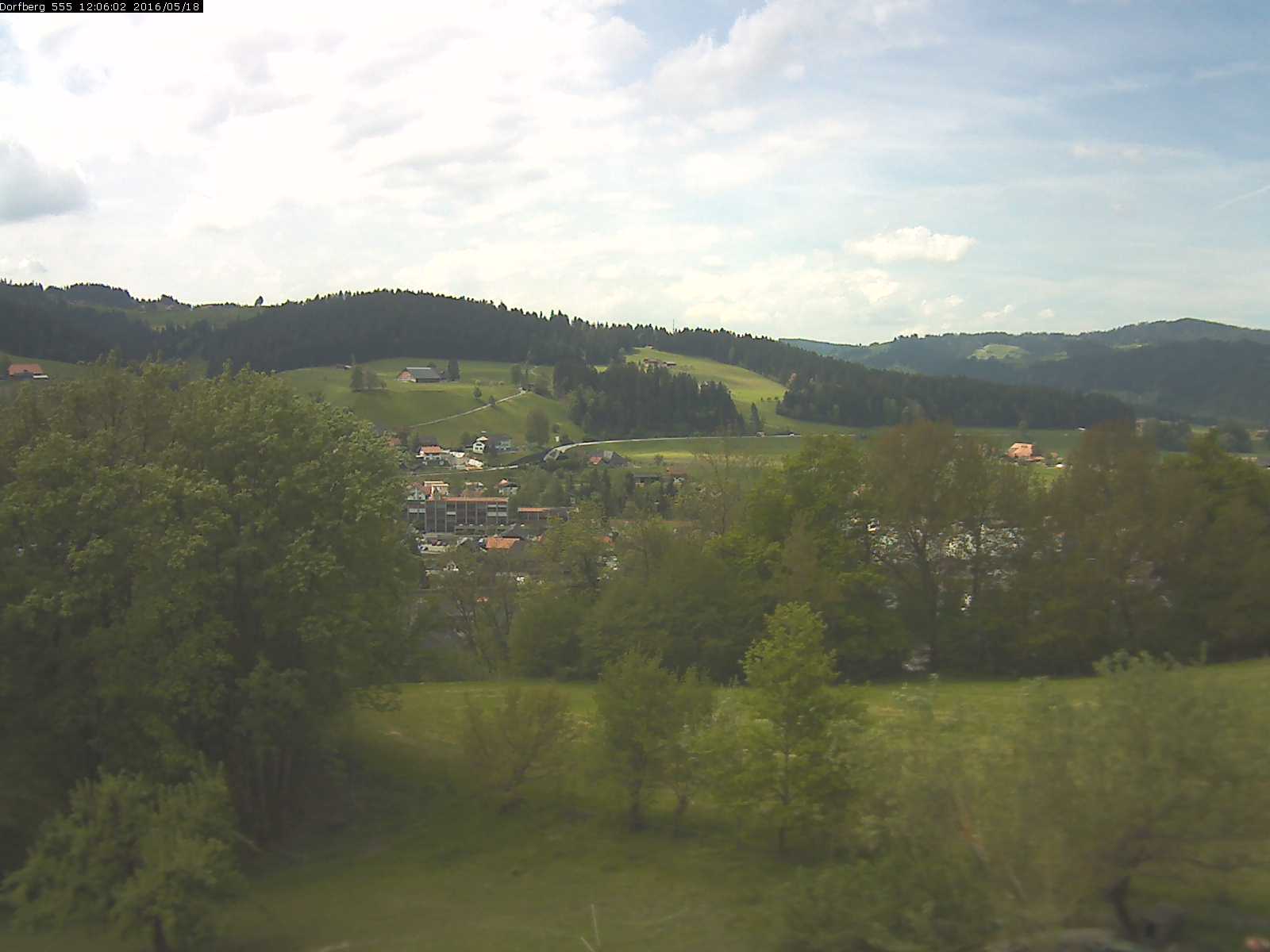 Webcam-Bild: Aussicht vom Dorfberg in Langnau 20160518-120601