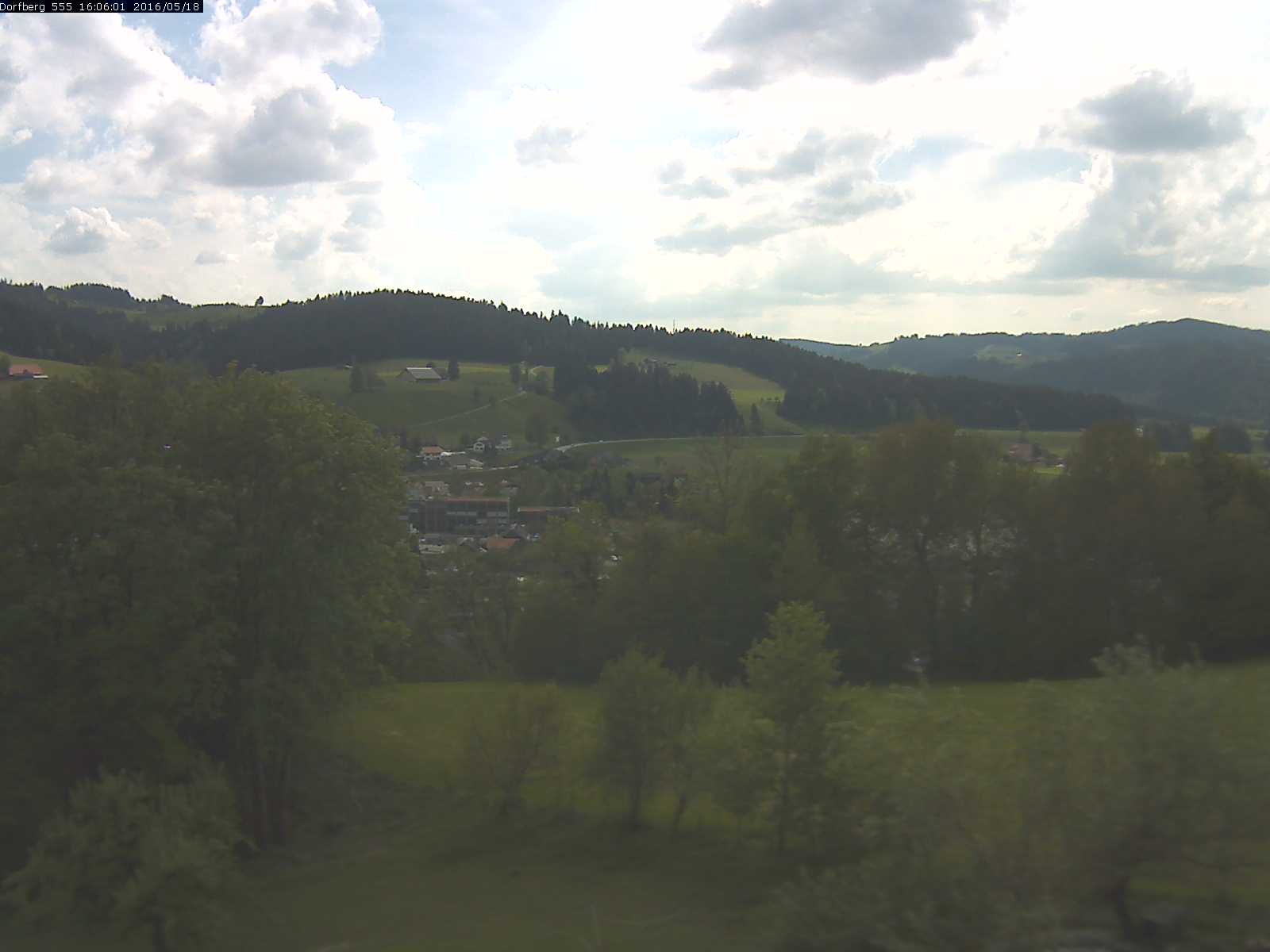 Webcam-Bild: Aussicht vom Dorfberg in Langnau 20160518-160601