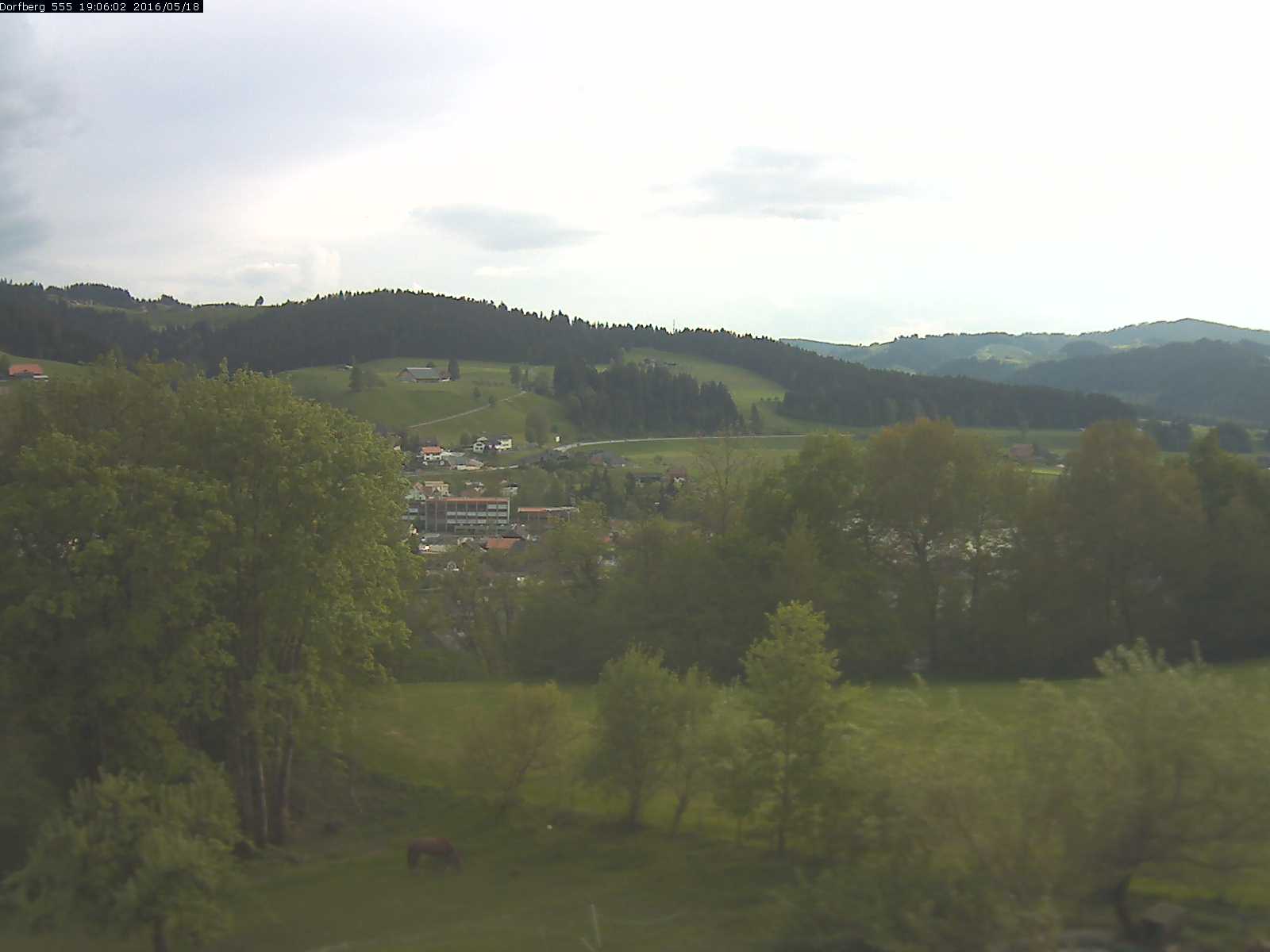 Webcam-Bild: Aussicht vom Dorfberg in Langnau 20160518-190601