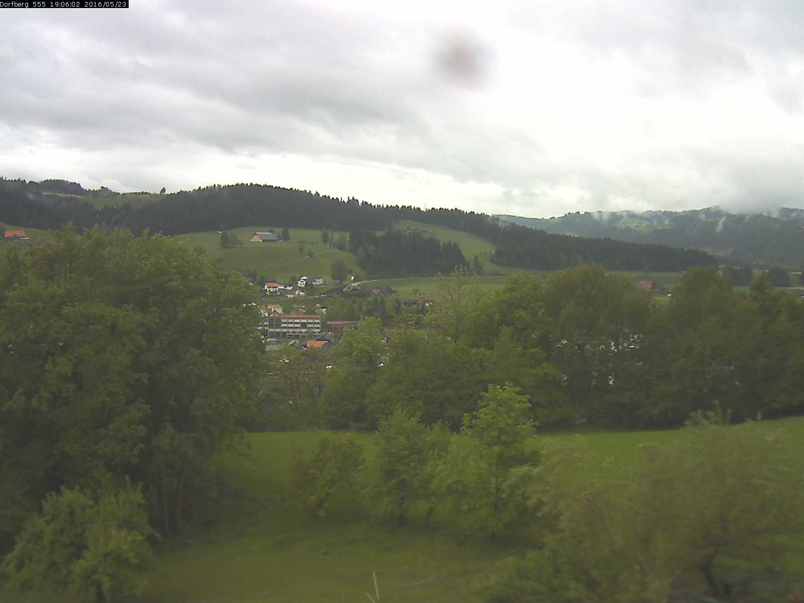 Webcam-Bild: Aussicht vom Dorfberg in Langnau 20160523-190601