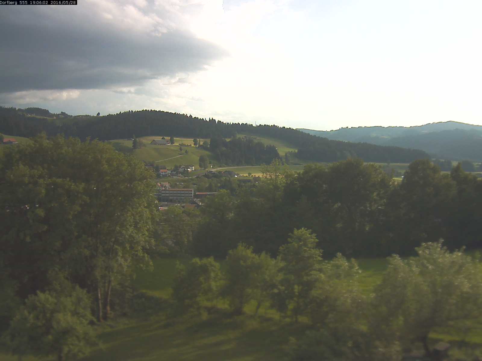 Webcam-Bild: Aussicht vom Dorfberg in Langnau 20160528-190601