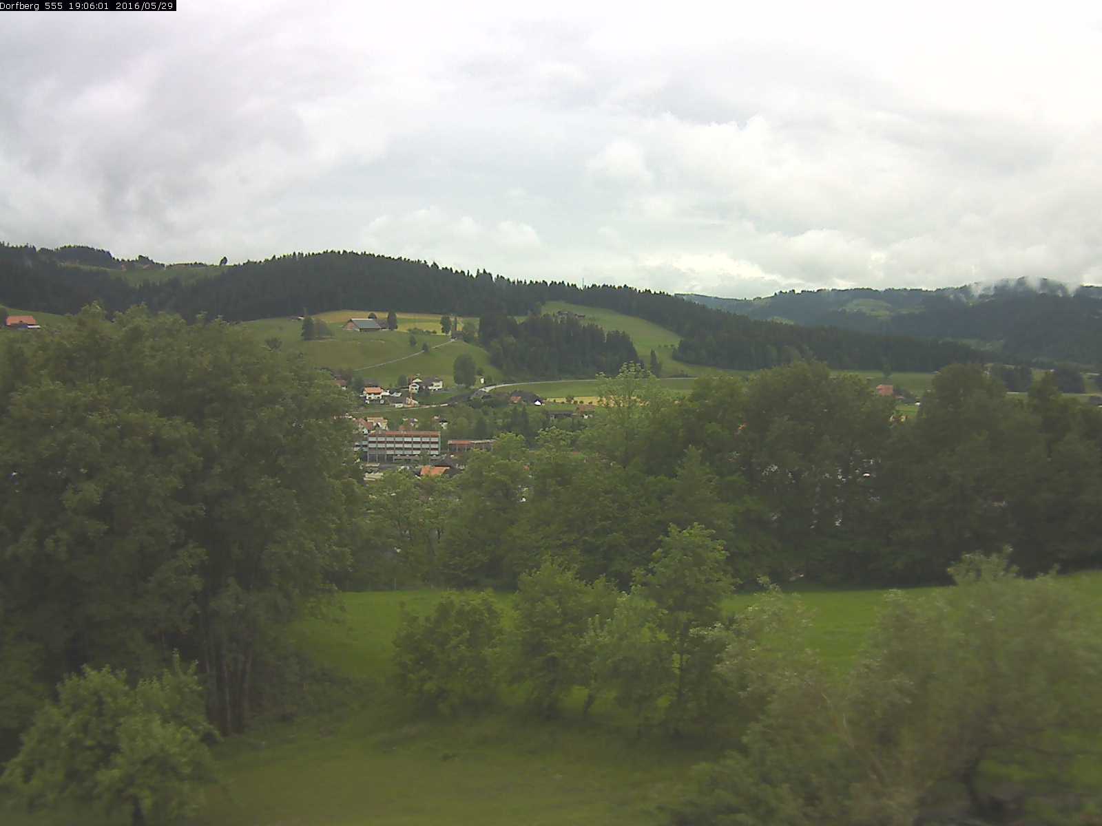 Webcam-Bild: Aussicht vom Dorfberg in Langnau 20160529-190601