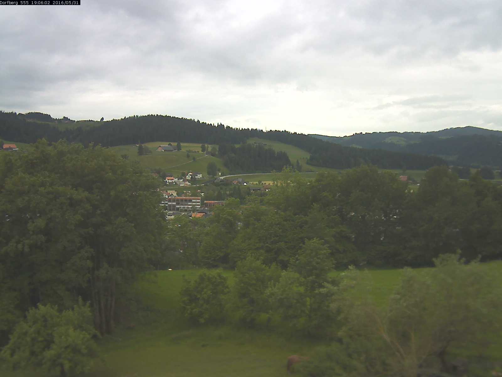 Webcam-Bild: Aussicht vom Dorfberg in Langnau 20160531-190601
