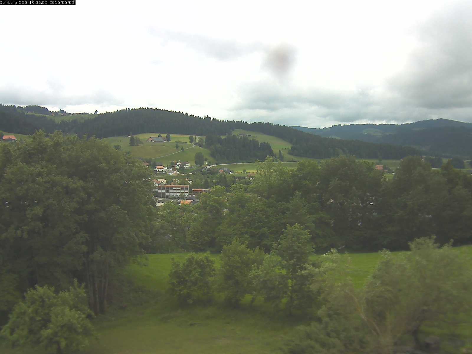 Webcam-Bild: Aussicht vom Dorfberg in Langnau 20160602-190601