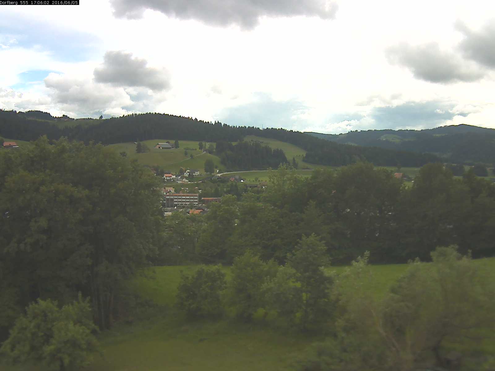 Webcam-Bild: Aussicht vom Dorfberg in Langnau 20160605-170601