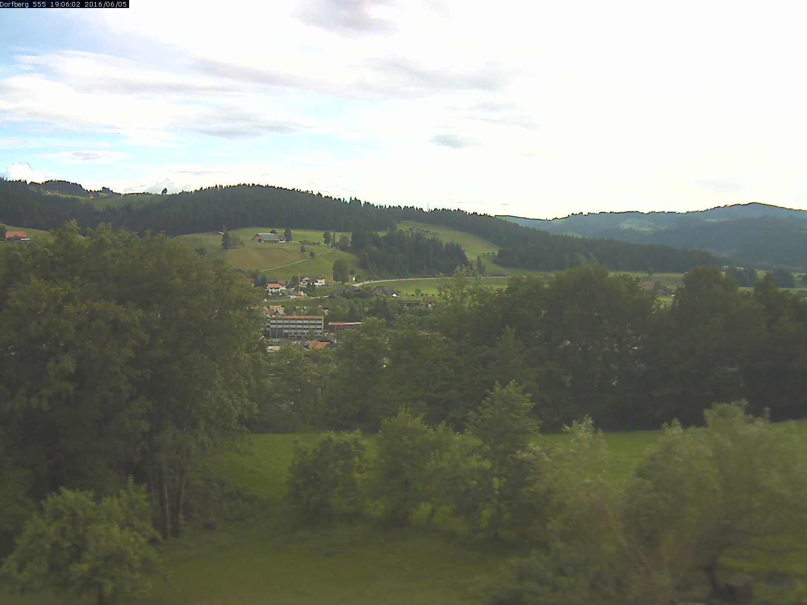 Webcam-Bild: Aussicht vom Dorfberg in Langnau 20160605-190601