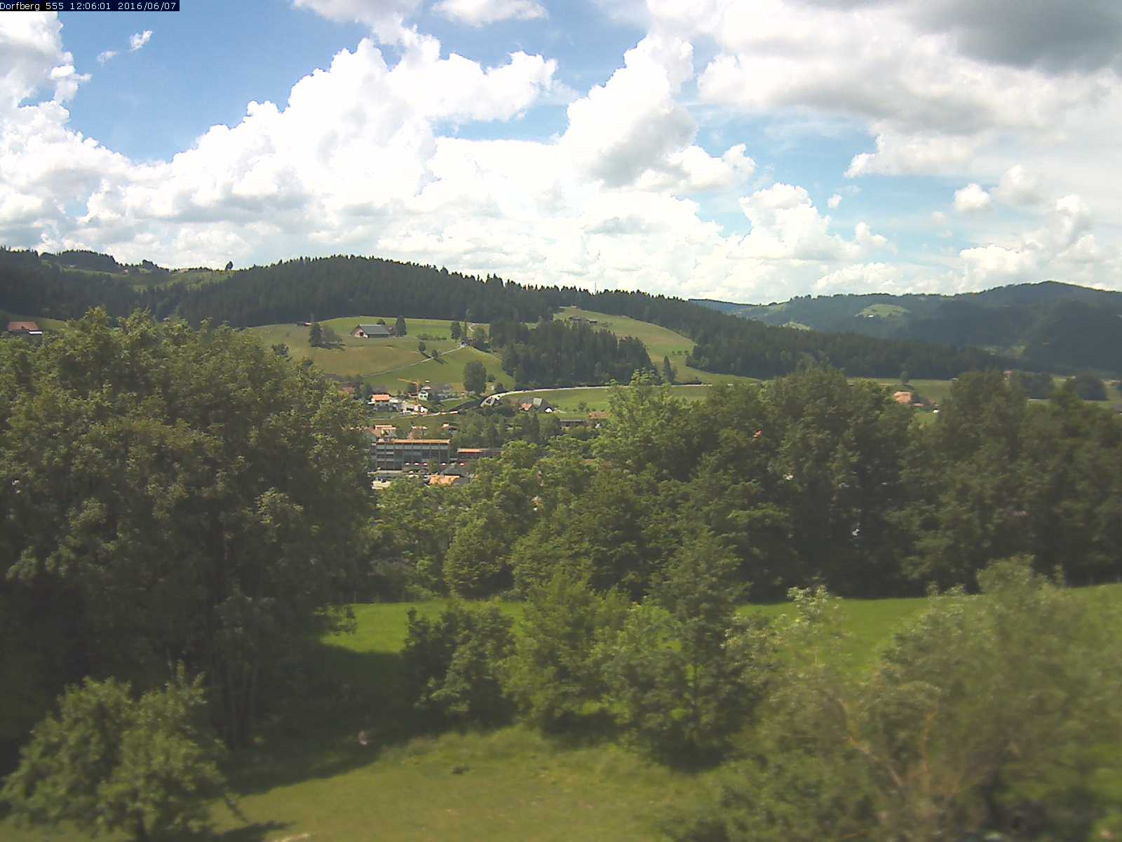 Webcam-Bild: Aussicht vom Dorfberg in Langnau 20160607-120601