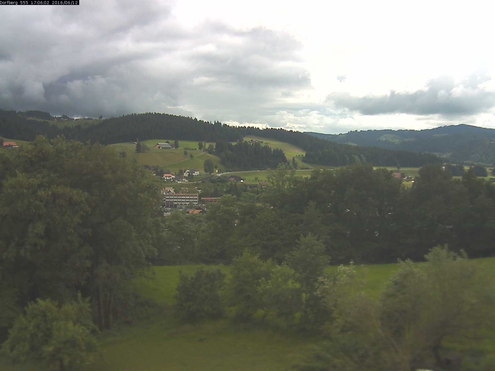 Webcam-Bild: Aussicht vom Dorfberg in Langnau 20160612-170601