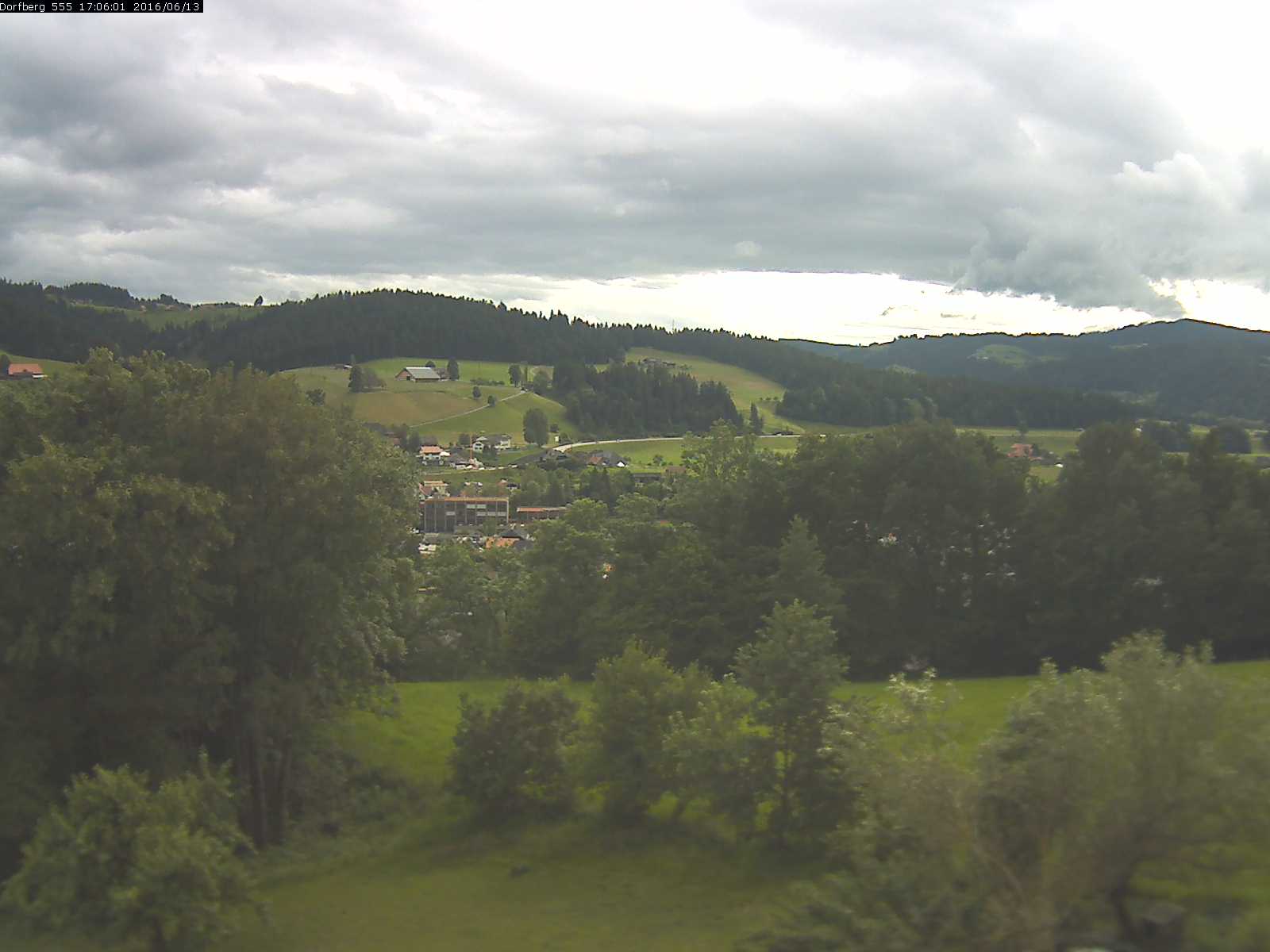 Webcam-Bild: Aussicht vom Dorfberg in Langnau 20160613-170601