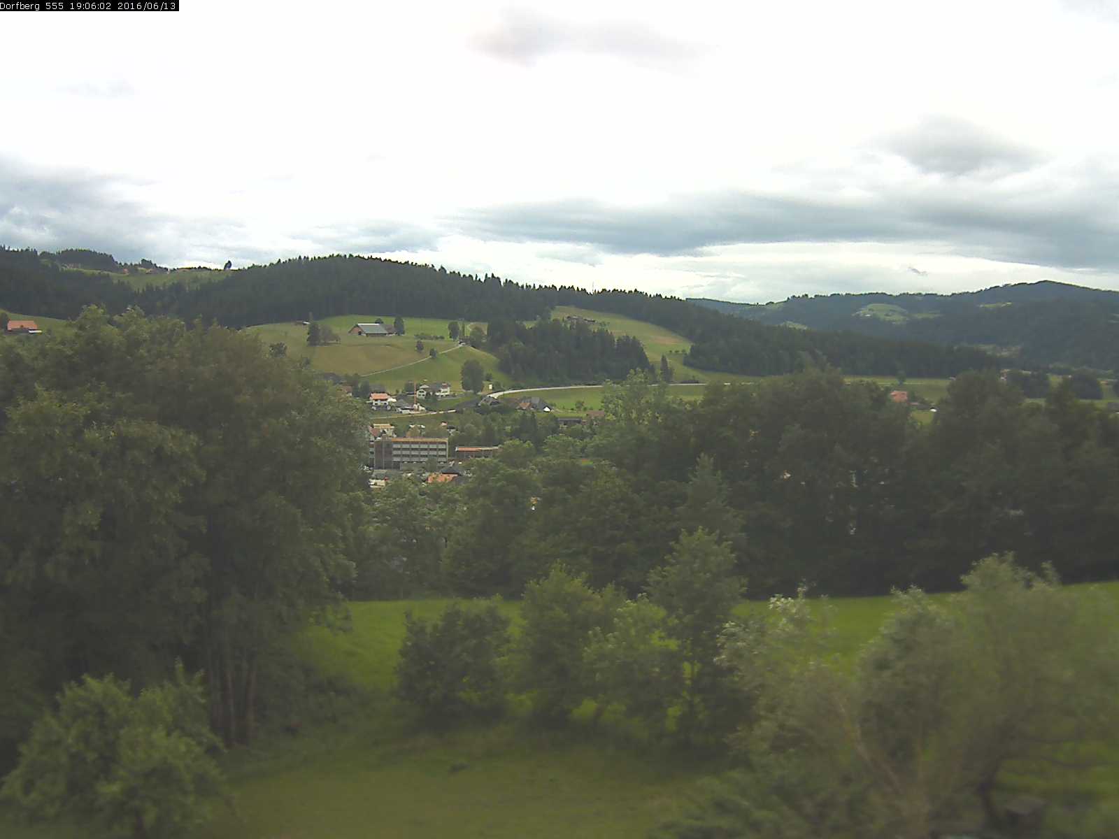 Webcam-Bild: Aussicht vom Dorfberg in Langnau 20160613-190601
