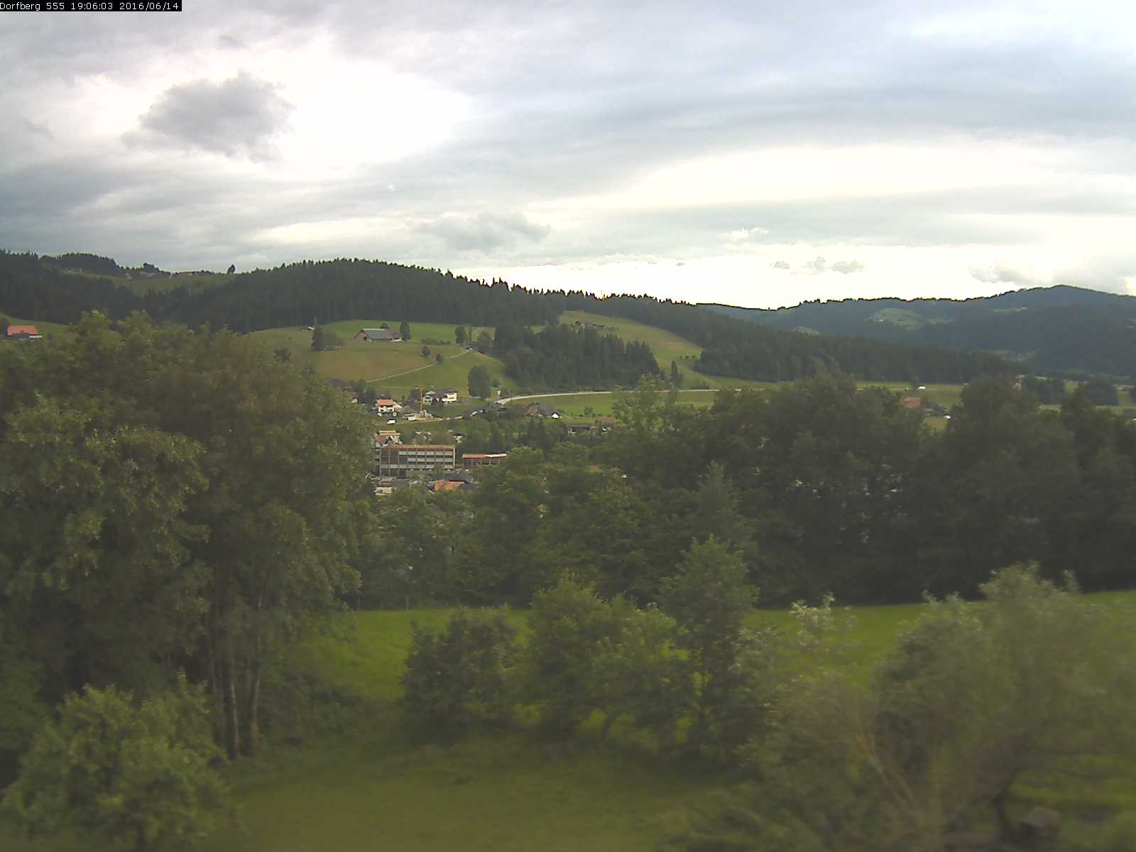 Webcam-Bild: Aussicht vom Dorfberg in Langnau 20160614-190601