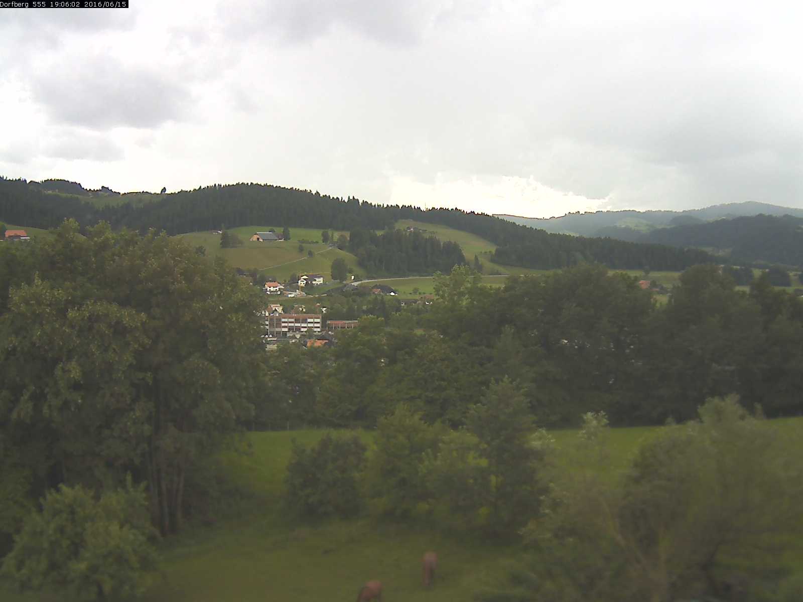Webcam-Bild: Aussicht vom Dorfberg in Langnau 20160615-190601