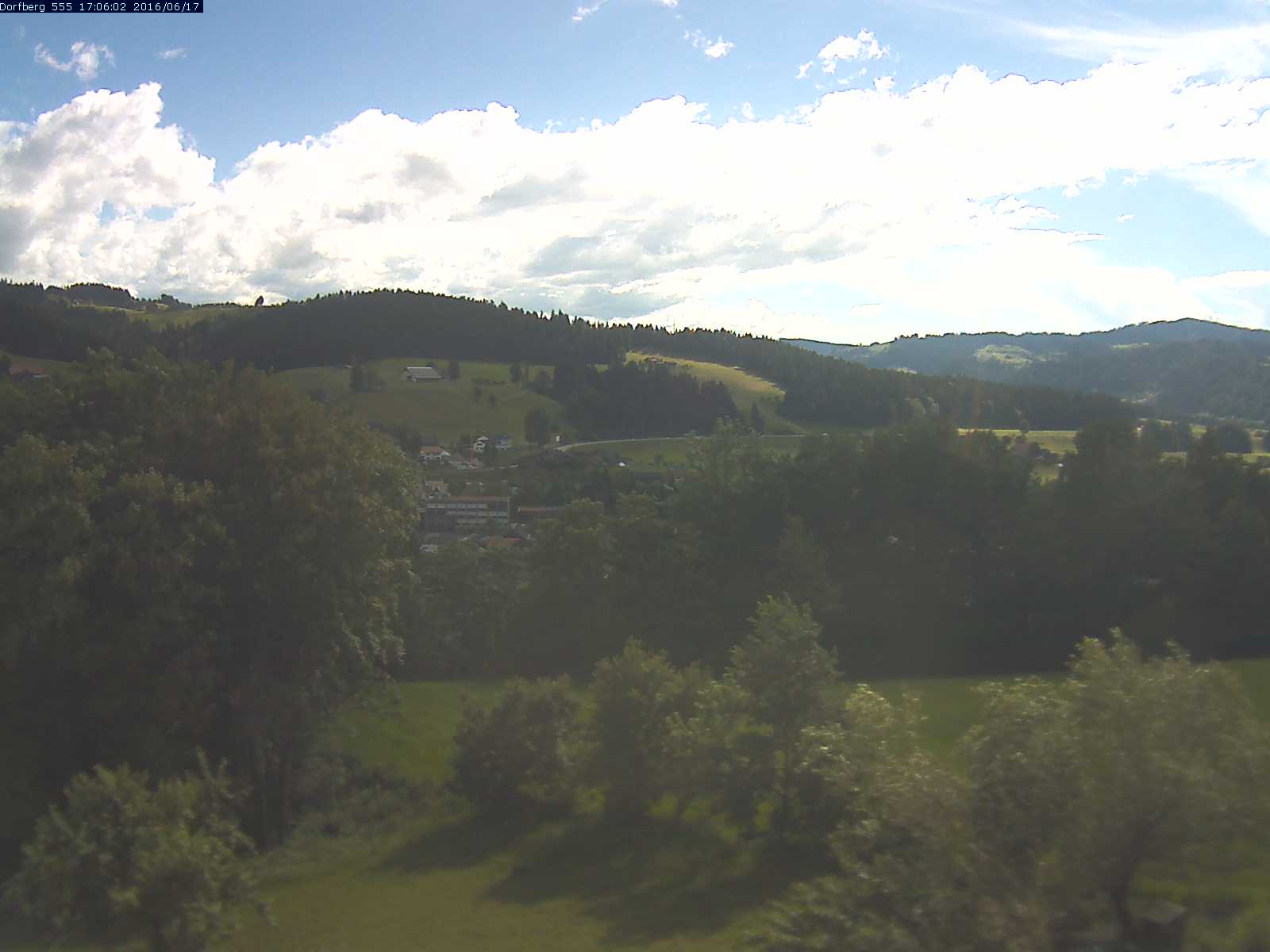 Webcam-Bild: Aussicht vom Dorfberg in Langnau 20160617-170601
