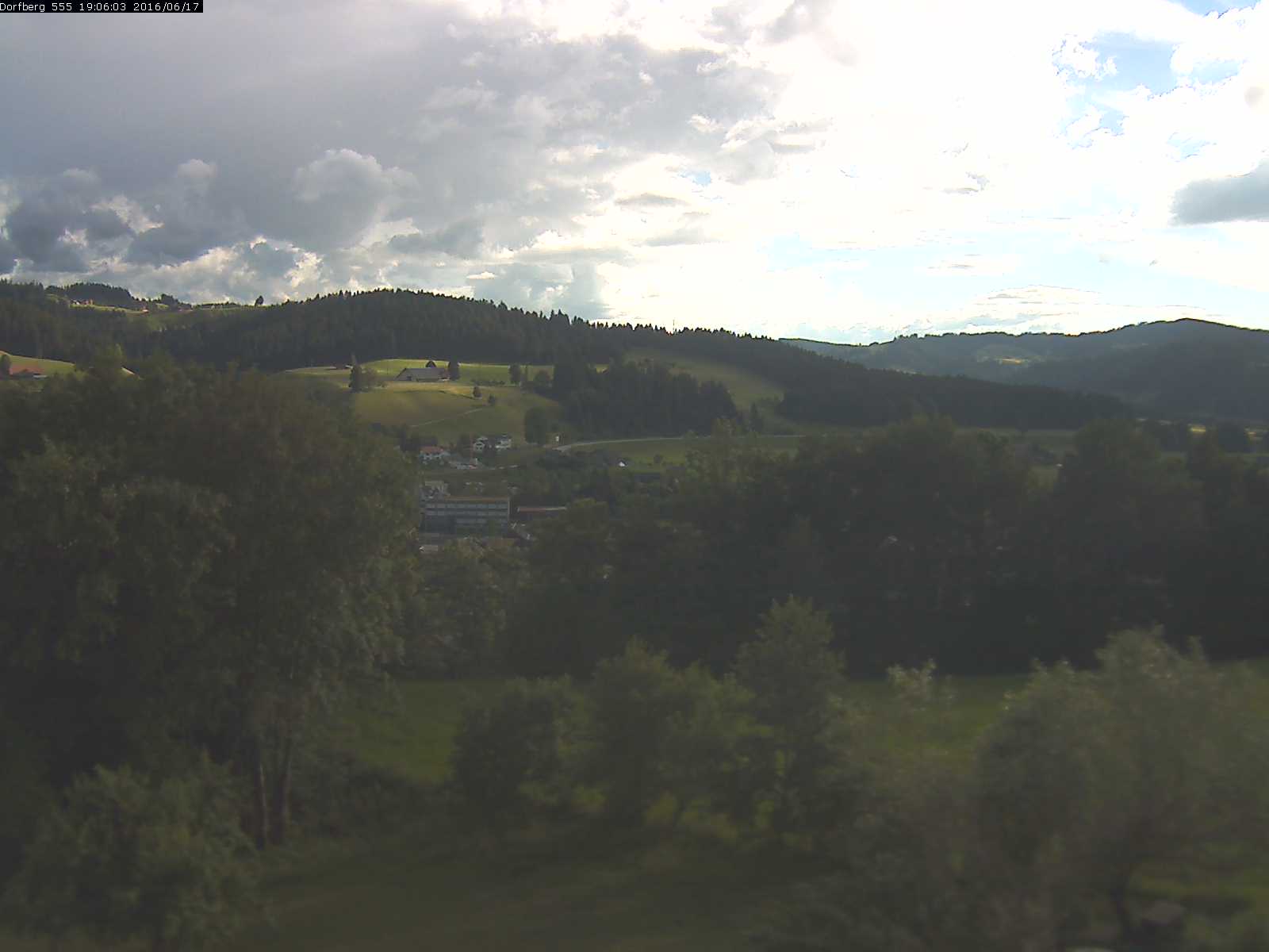 Webcam-Bild: Aussicht vom Dorfberg in Langnau 20160617-190601