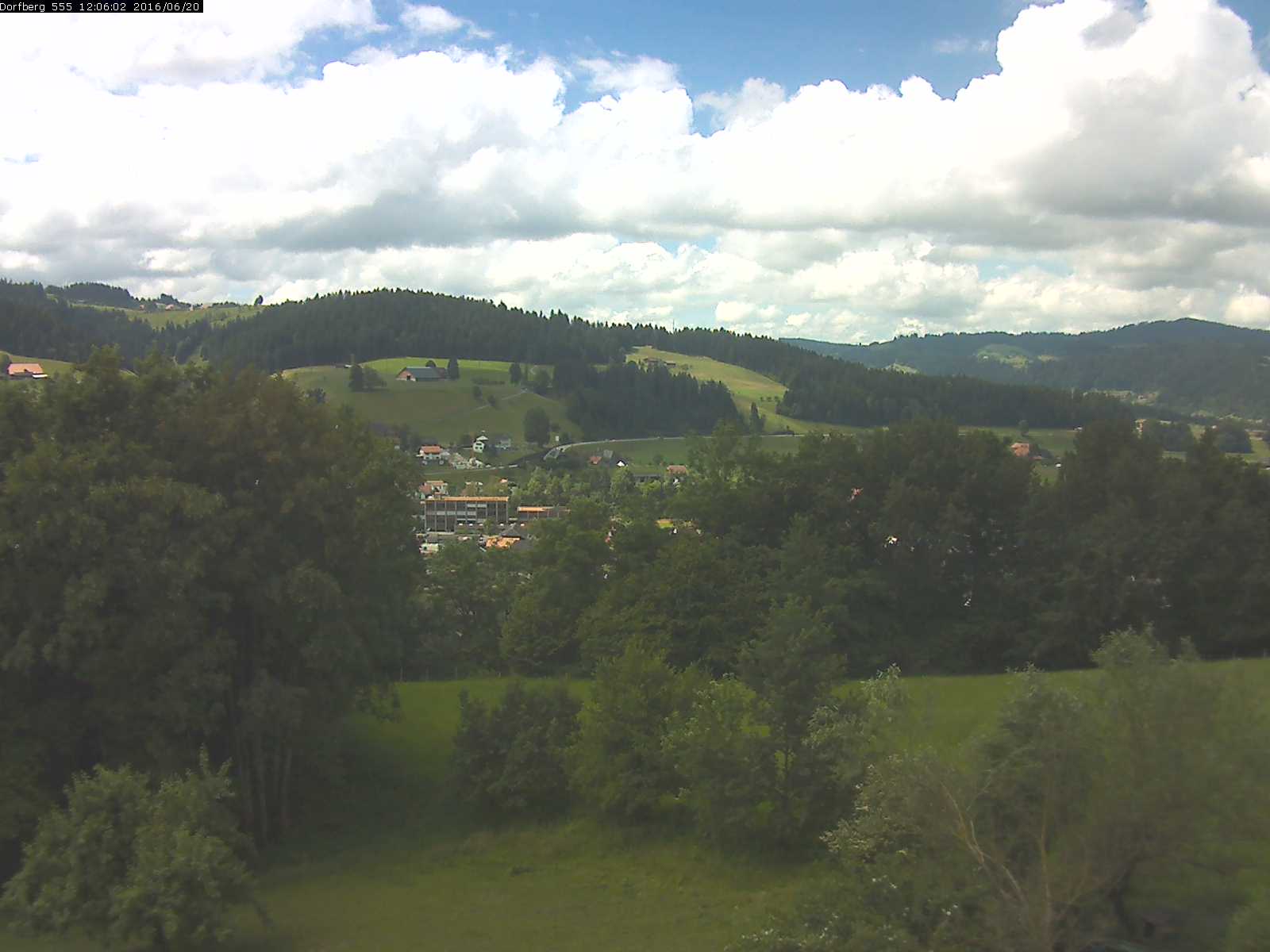 Webcam-Bild: Aussicht vom Dorfberg in Langnau 20160620-120601