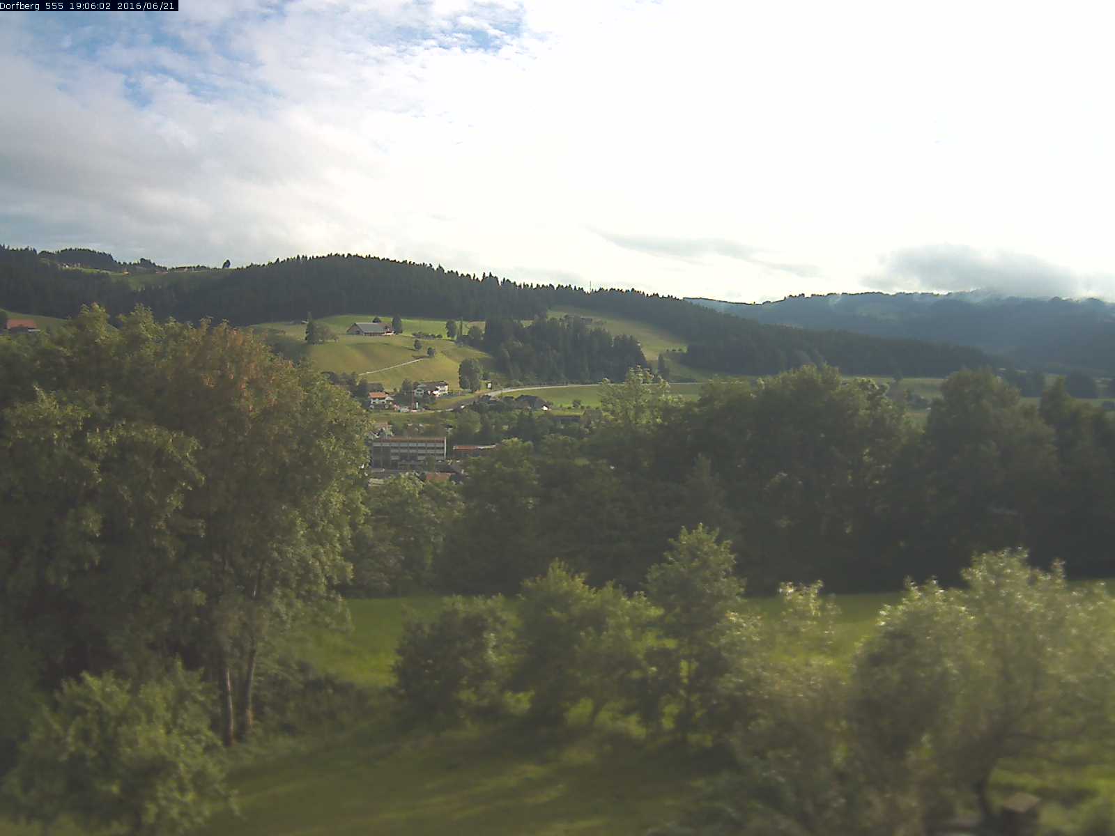 Webcam-Bild: Aussicht vom Dorfberg in Langnau 20160621-190601