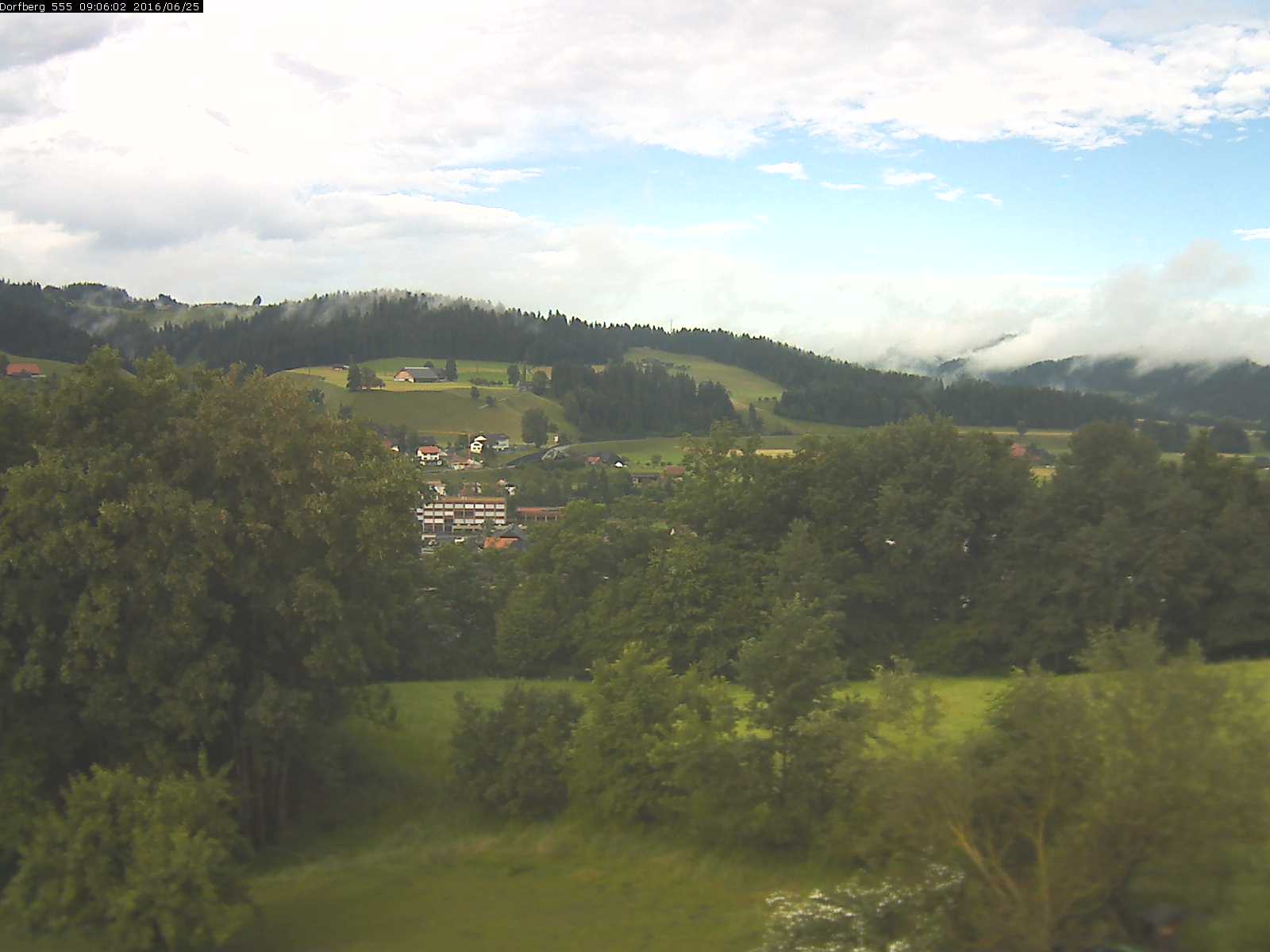Webcam-Bild: Aussicht vom Dorfberg in Langnau 20160625-090601