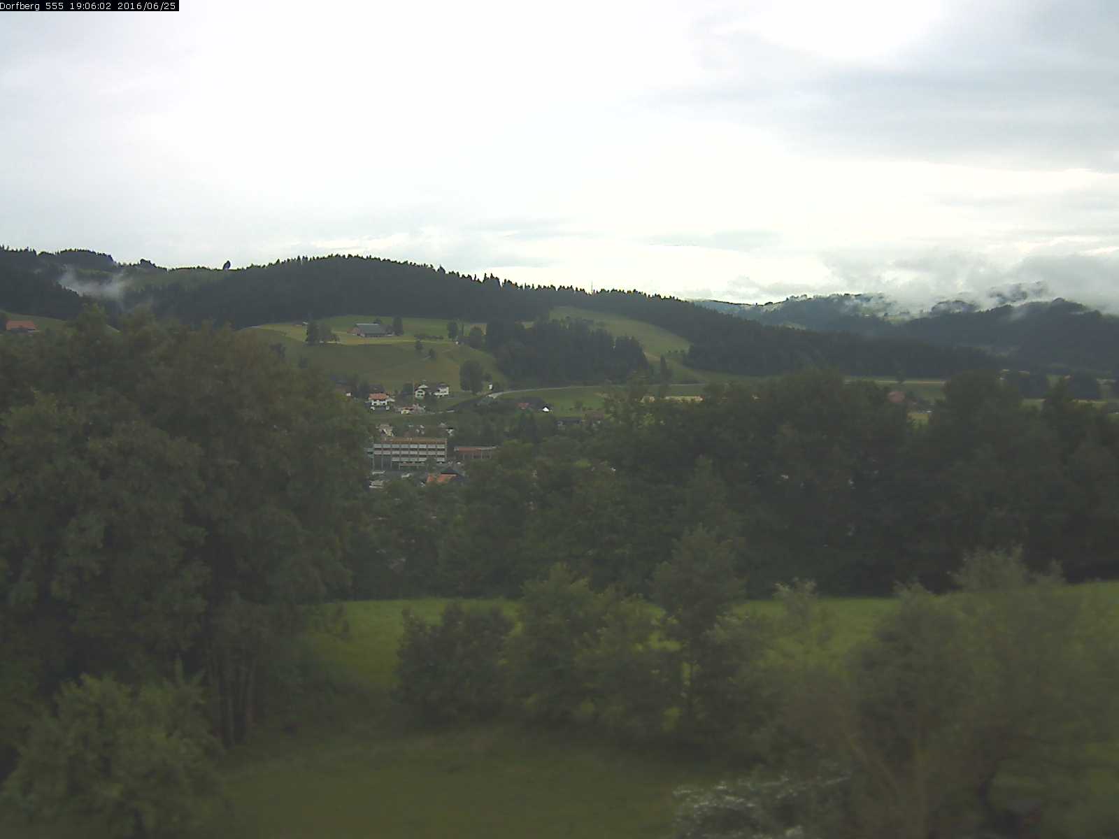 Webcam-Bild: Aussicht vom Dorfberg in Langnau 20160625-190601