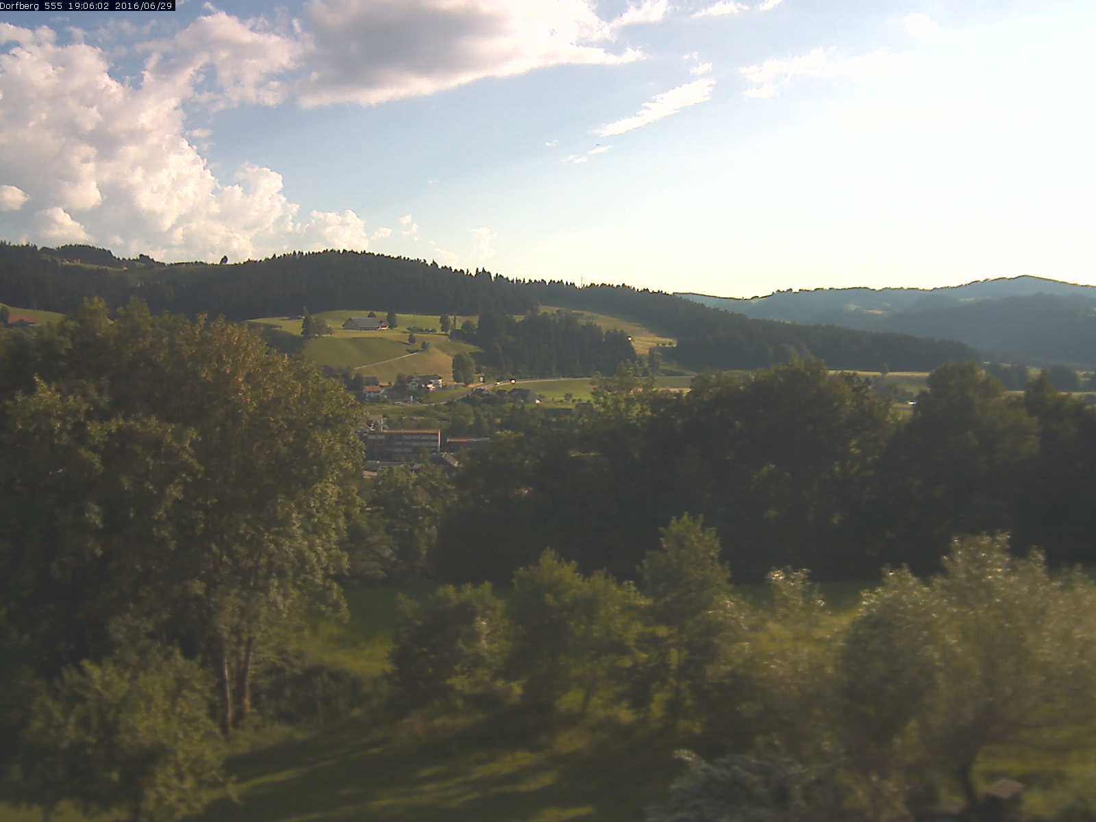 Webcam-Bild: Aussicht vom Dorfberg in Langnau 20160629-190601