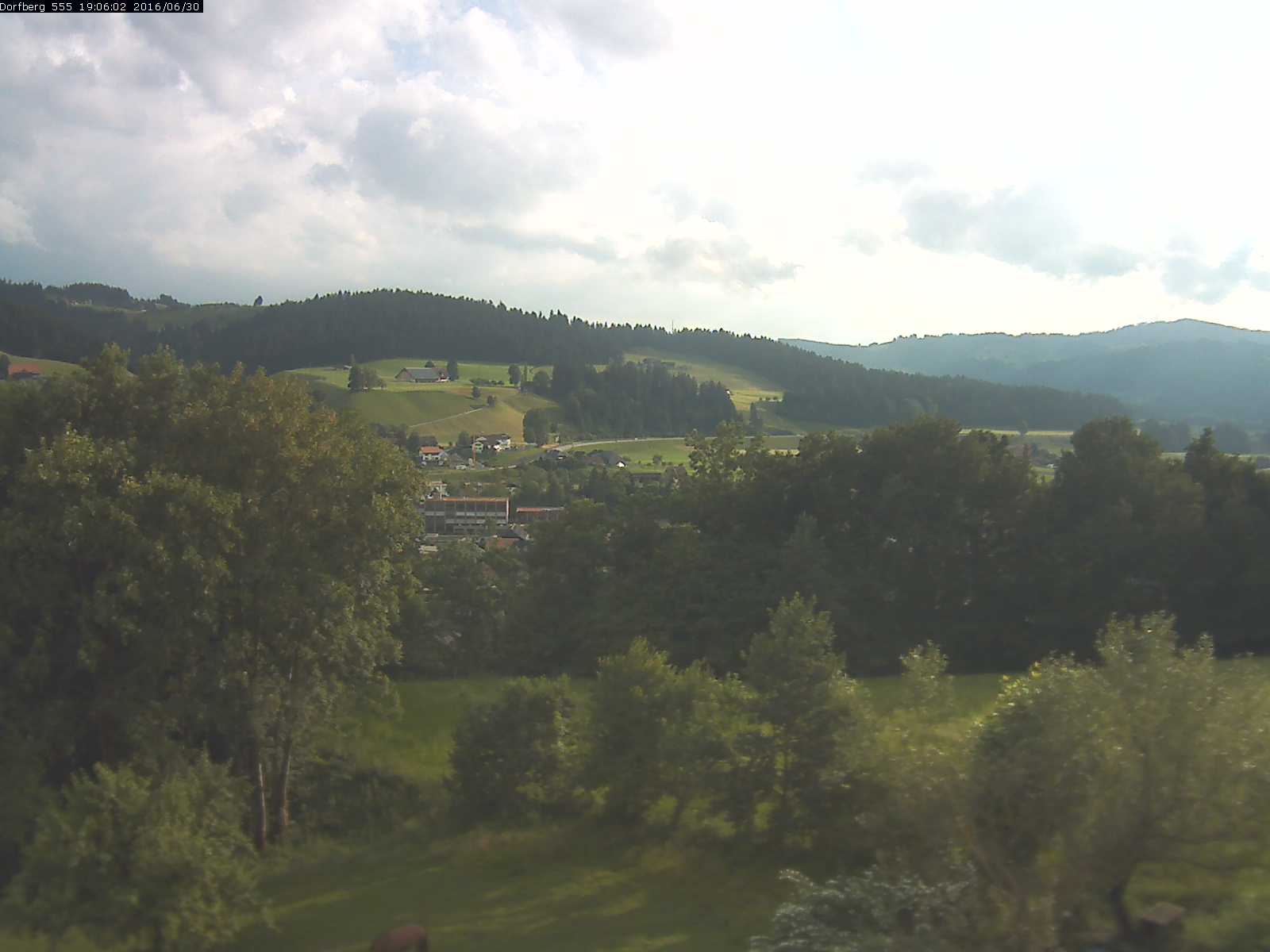 Webcam-Bild: Aussicht vom Dorfberg in Langnau 20160630-190601