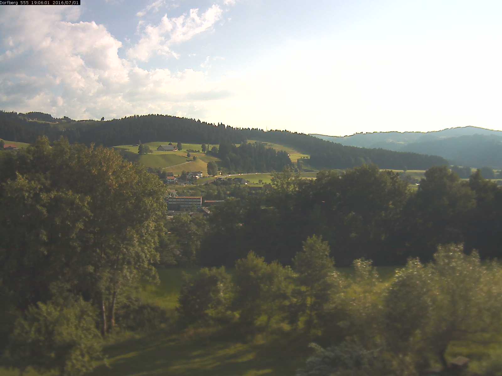 Webcam-Bild: Aussicht vom Dorfberg in Langnau 20160701-190601