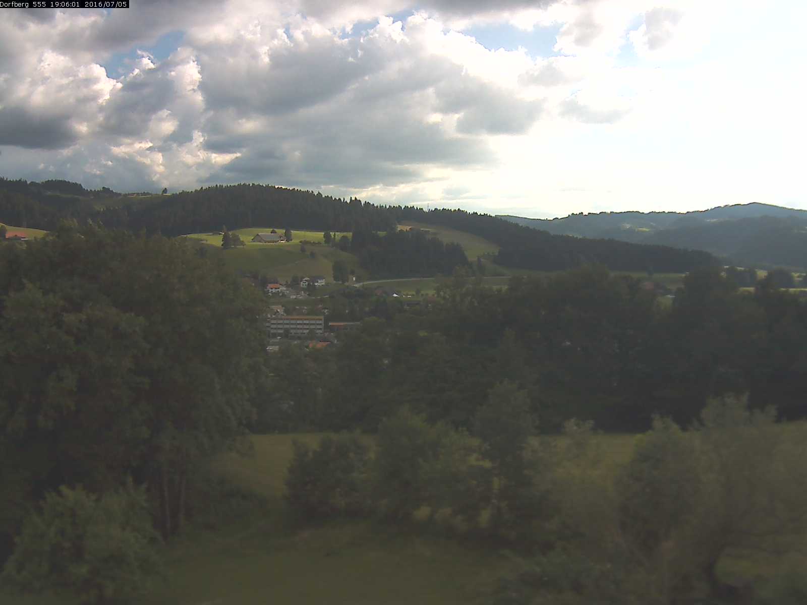Webcam-Bild: Aussicht vom Dorfberg in Langnau 20160705-190601