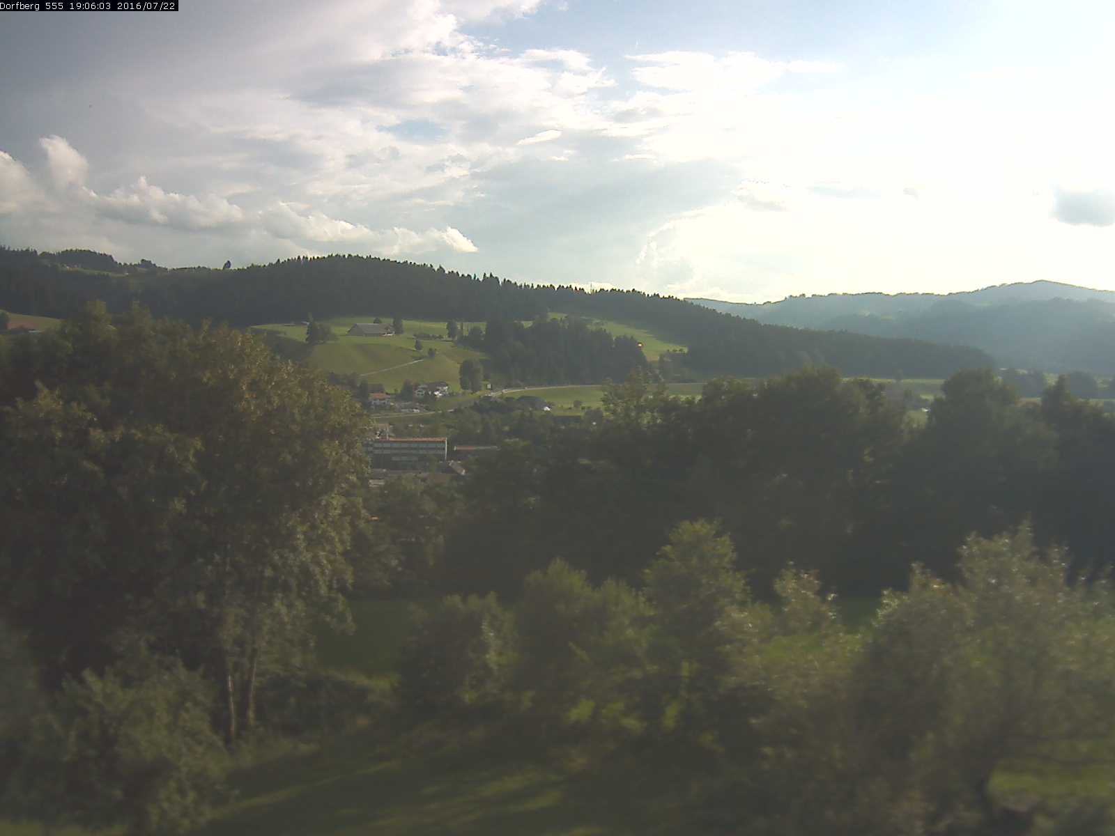 Webcam-Bild: Aussicht vom Dorfberg in Langnau 20160722-190601