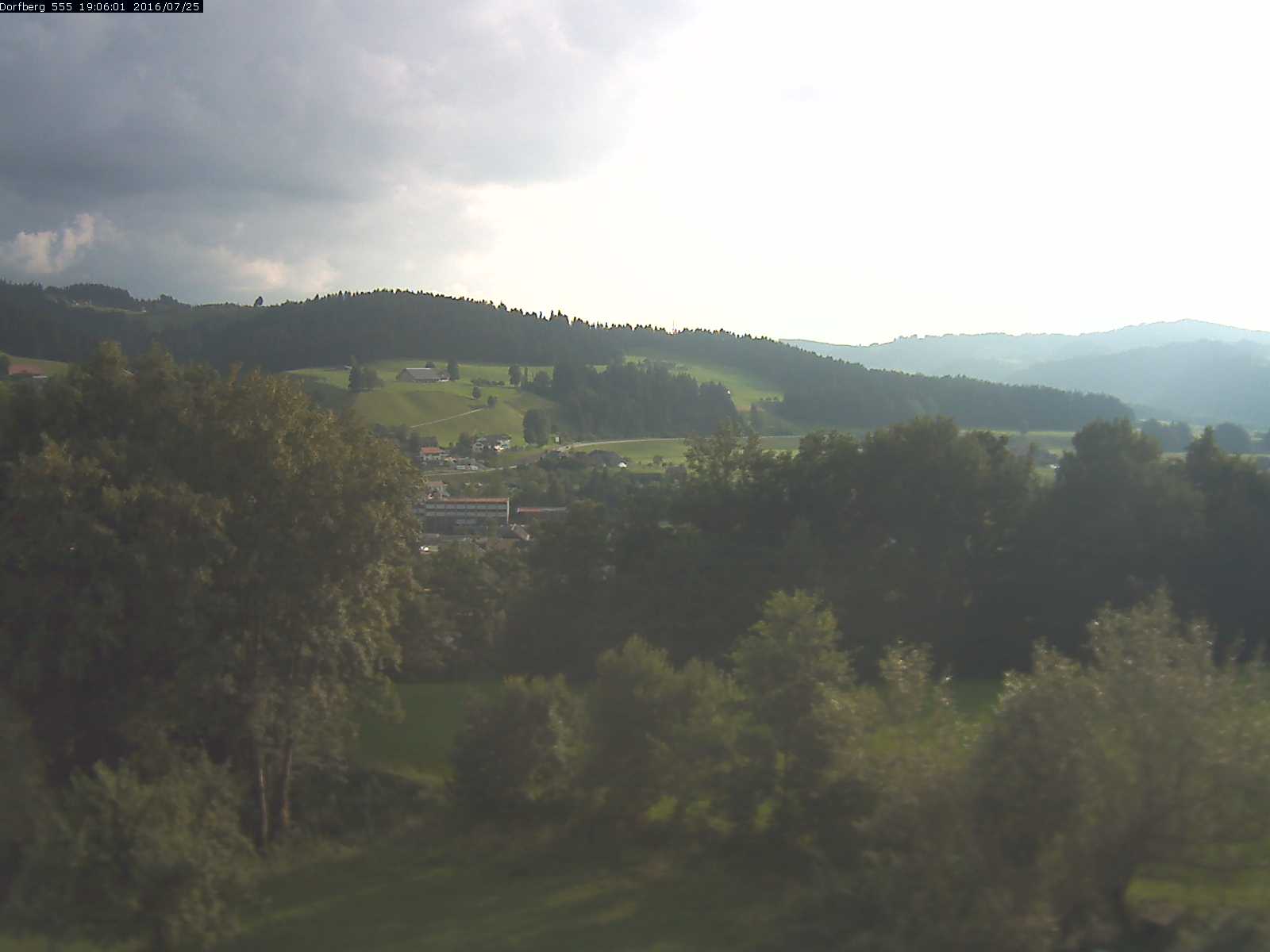 Webcam-Bild: Aussicht vom Dorfberg in Langnau 20160725-190601