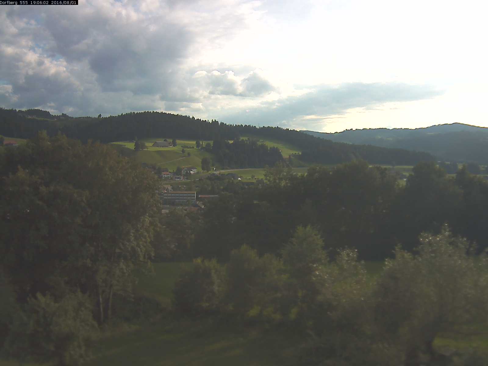 Webcam-Bild: Aussicht vom Dorfberg in Langnau 20160801-190601