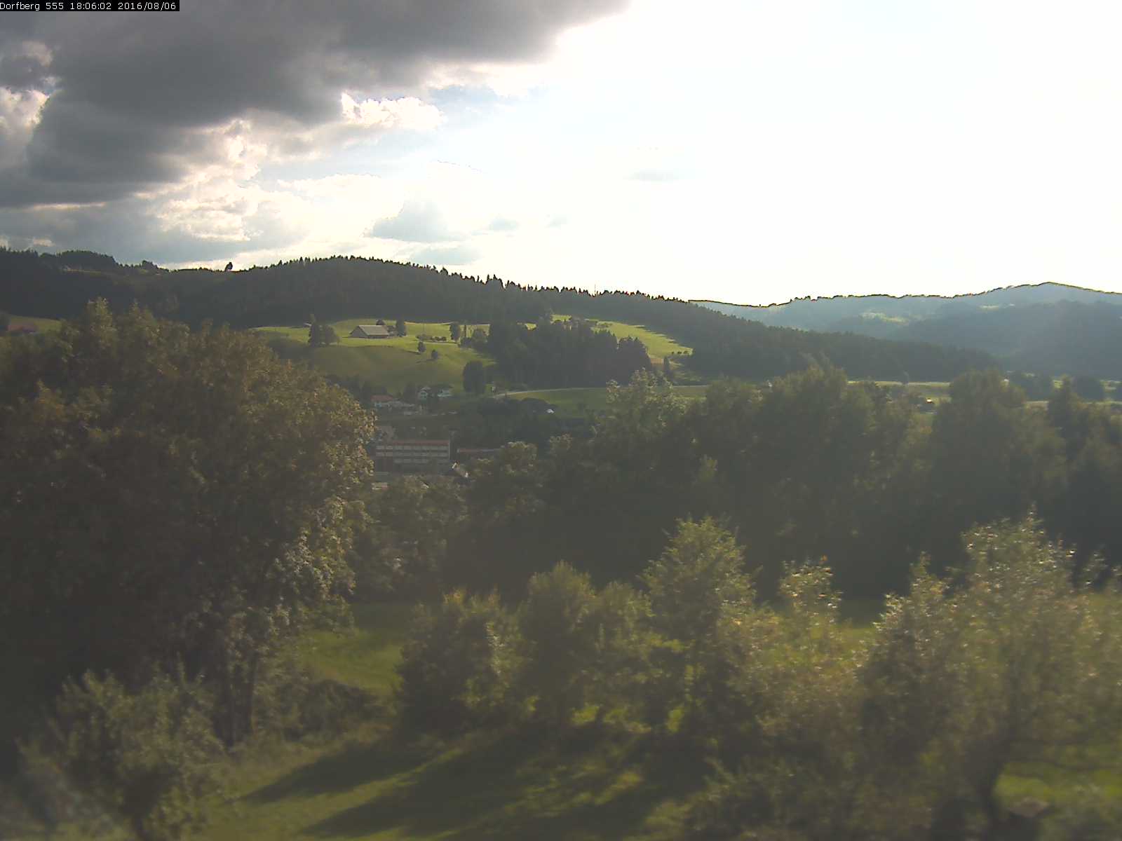 Webcam-Bild: Aussicht vom Dorfberg in Langnau 20160806-180601