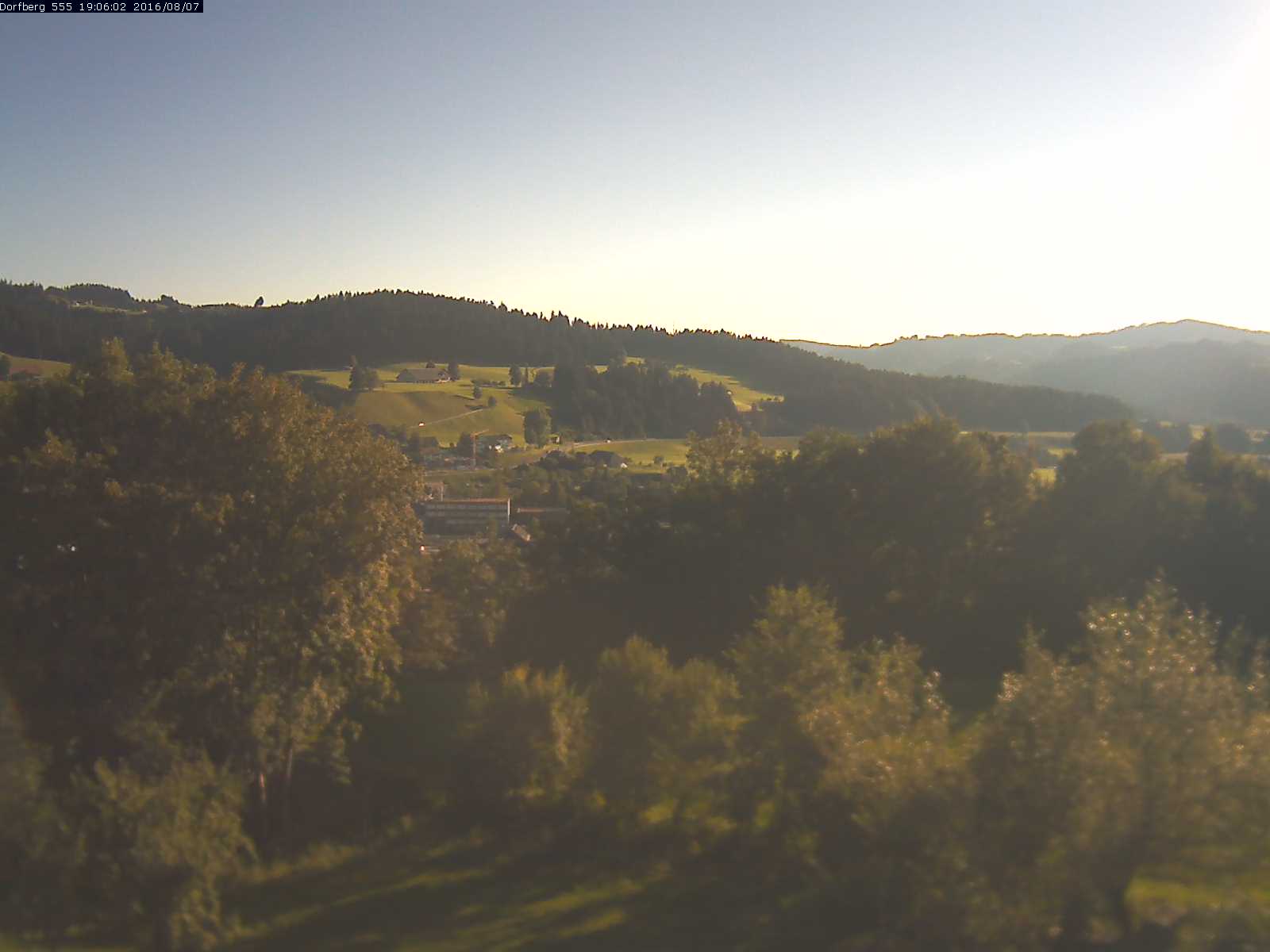 Webcam-Bild: Aussicht vom Dorfberg in Langnau 20160807-190601