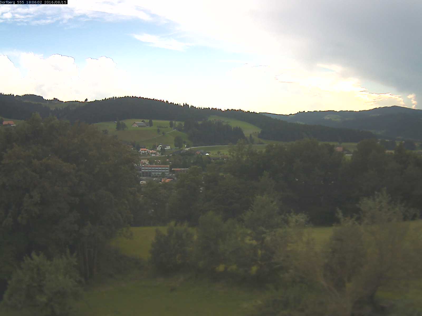 Webcam-Bild: Aussicht vom Dorfberg in Langnau 20160815-180601