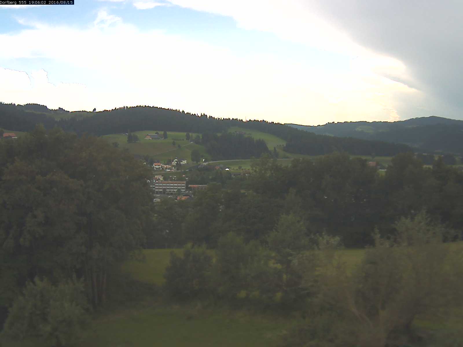 Webcam-Bild: Aussicht vom Dorfberg in Langnau 20160815-190601